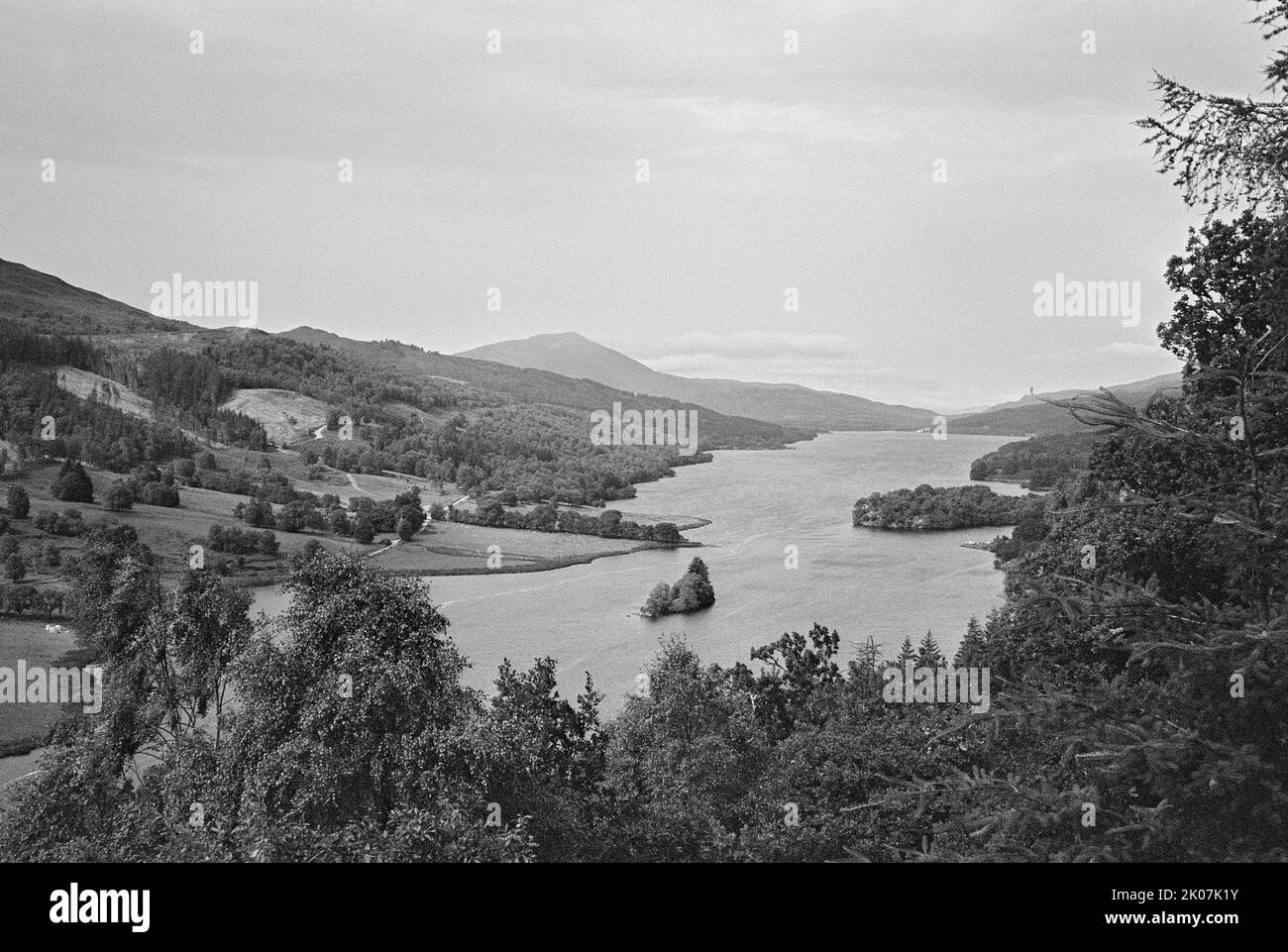 La vue de la Reine sur le Loch Tummel et les collines environnantes dans les Highlands écossais, tourné sur un film noir et blanc de 35mm. Banque D'Images