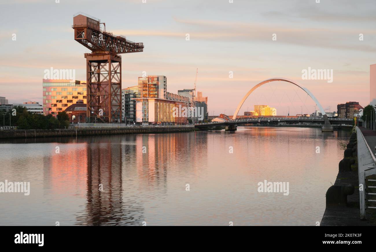 Glasgow, Écosse, Royaume-Uni, 4 septembre 2022, Clydeport Crane à Finnieston, à côté du pont Clyde Arc à Glasgow Banque D'Images
