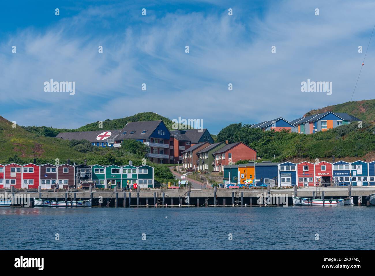 Étals de homard colorés, anciennes cabanes de pêcheurs, port intérieur, barges, front de mer, Hôpital, ciel bleu, Helgoland, quartier de Pinnerberg Banque D'Images