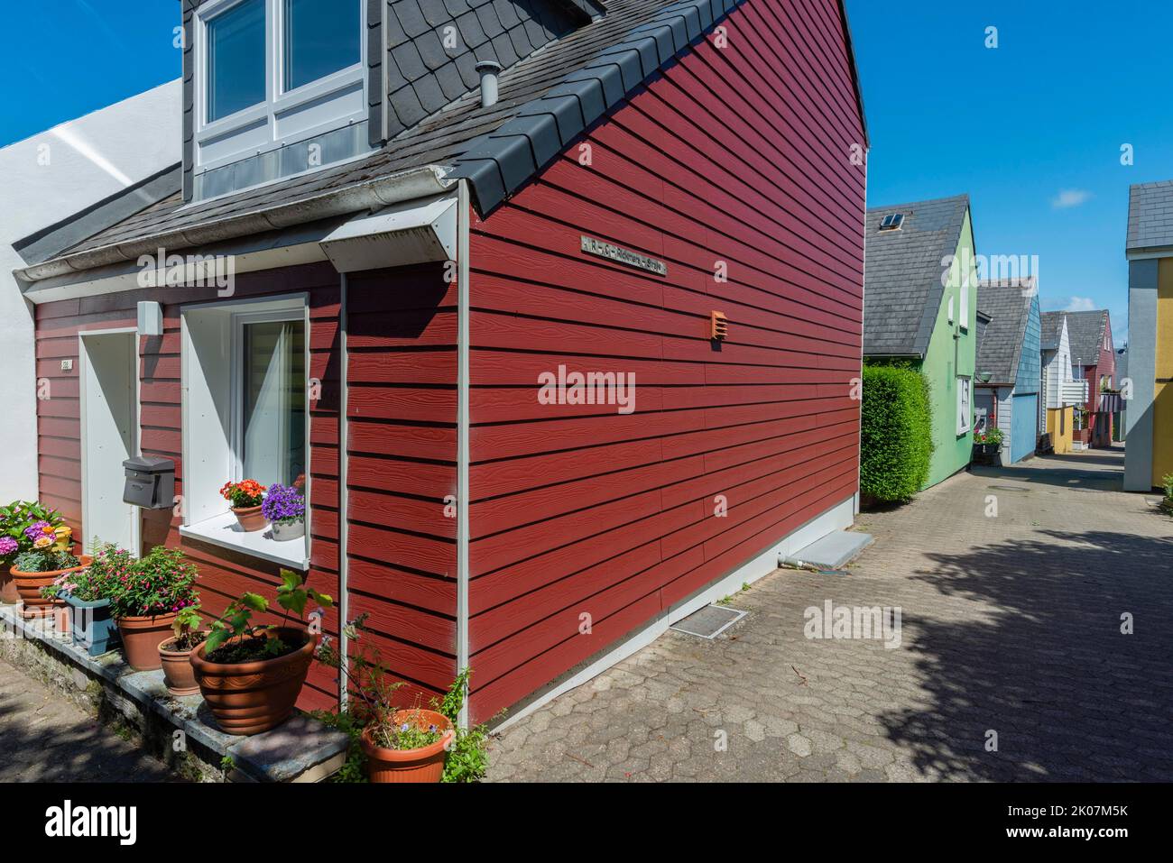 Architecture dans les hautes terres, pignon asymétrique, maison d'angle, pots de fleurs, sentier, Helgoland, district de Pinneberg, Schleswig-Holstein, Allemagne Banque D'Images