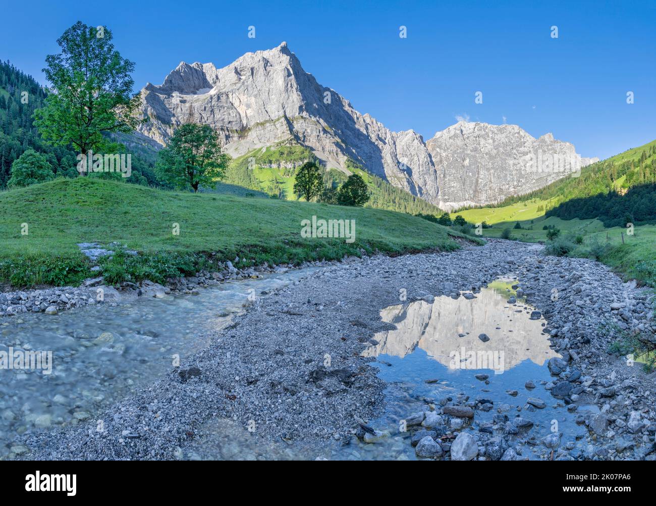 Les murs nord des montagnes Karwendel - les murs de Spitzkar spitze et Grubenkar spitze d'Enger Tall - Grosser Ahornboden walley. Banque D'Images