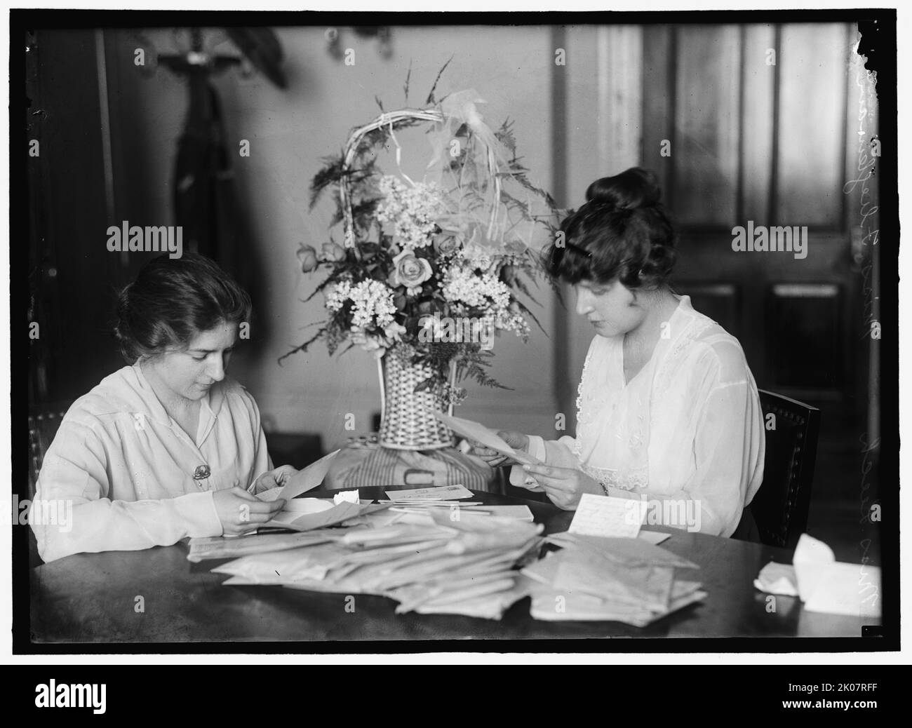 Mlle Leech avec Mlle Fleigleman, entre 1914 et 1917. Banque D'Images