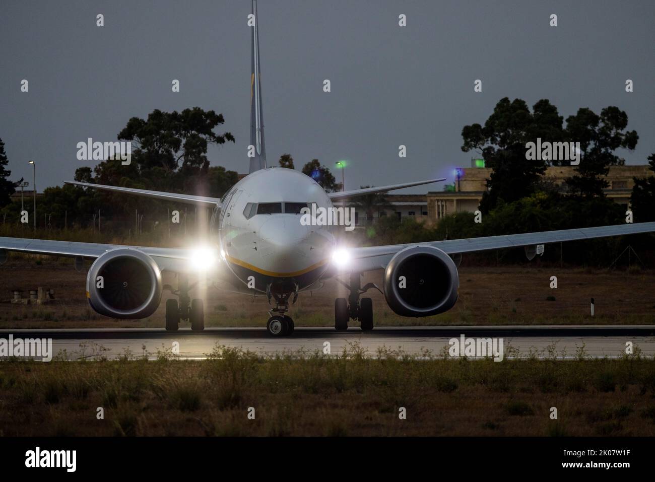 Ryanair (Malta Air) Boeing 737-8 MAX (REG: 9h-VUH) tournant au milieu du champ pour prendre juste avant la nuit. Banque D'Images