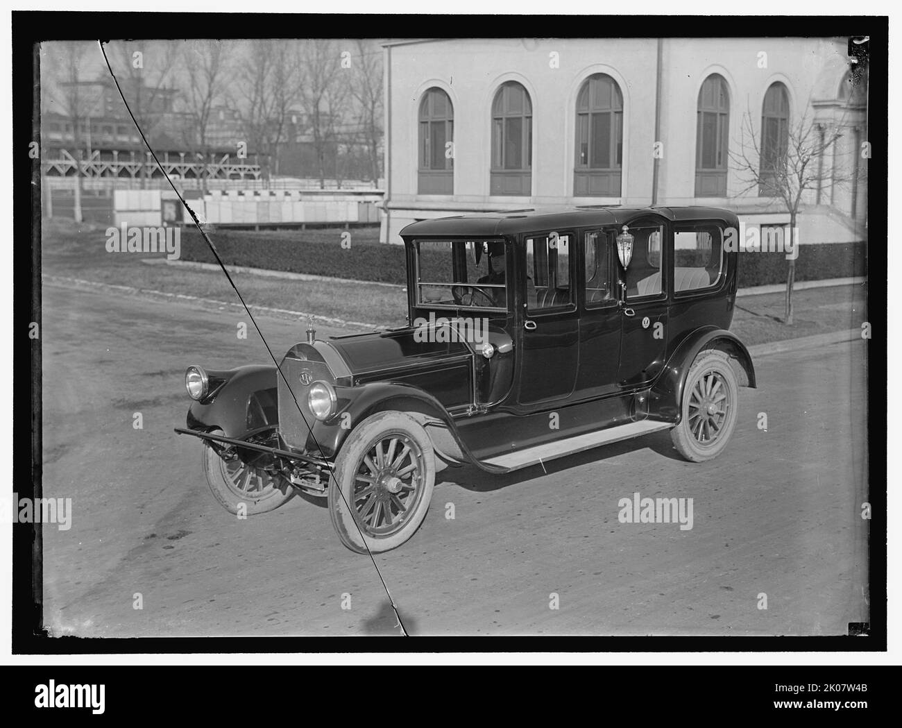 Automobile, entre 1909 et 1923. Voiture de berline avec chauffeur, États-Unis. Banque D'Images