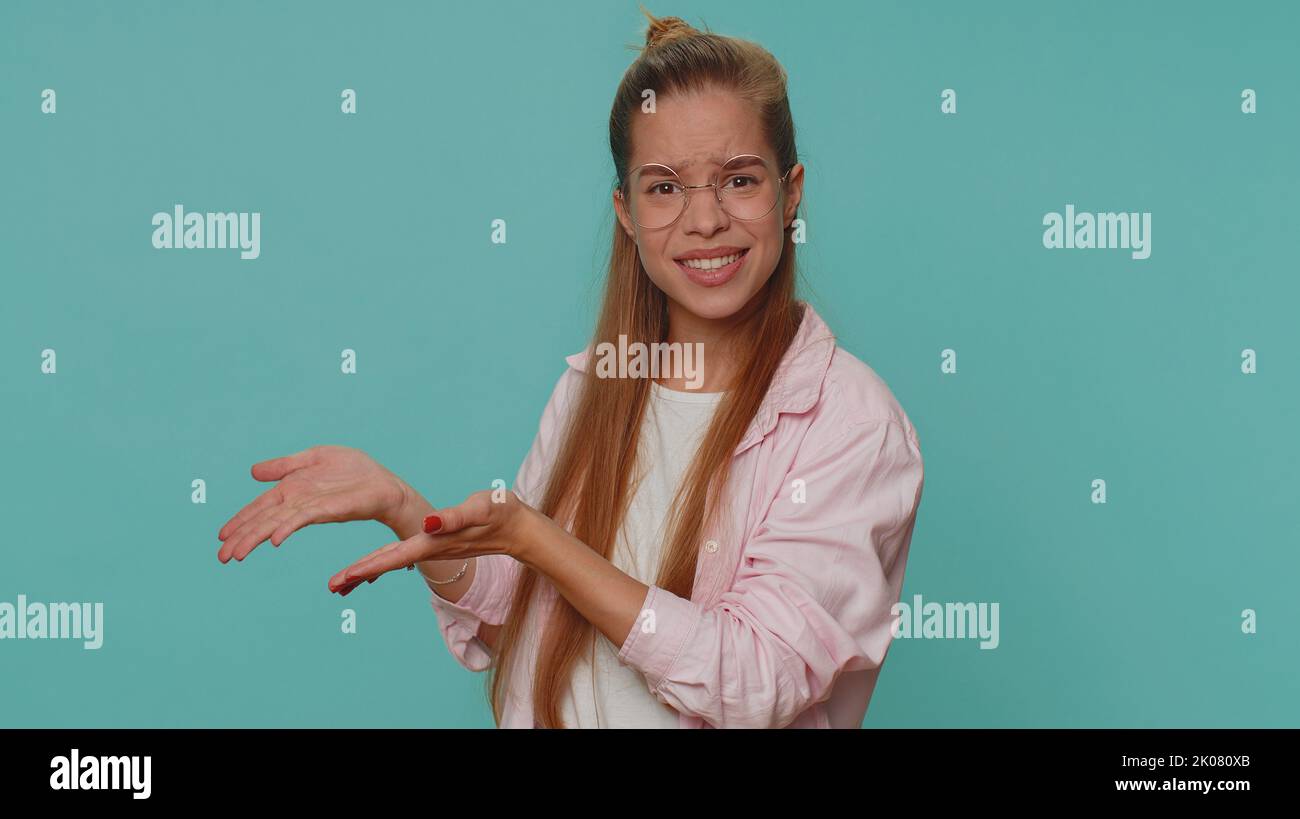 Une jeune fille qui se pose la main pour se demander pourquoi l'échec est une cause d'échec, qui montre une irritation de foi par des ennuis, les médias sociaux branchés se moquent des anti-sauveteurs ridiculisent les gens qui compliquent des tâches simples sans raison Banque D'Images