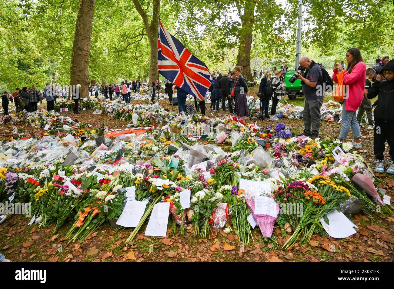 Londres Royaume-Uni 10th septembre 2022 - les foules rendent hommage et continuent d'apporter des fleurs à Green Park à Londres en hommage à la reine Elizabeth II après son décès annoncé jeudi dernier . Les fleurs ont été déplacées de l'extérieur de Buckingham Palace le jour où le roi Charles III a également été proclamé monarque : crédit Simon Dack / Alamy Live News Banque D'Images