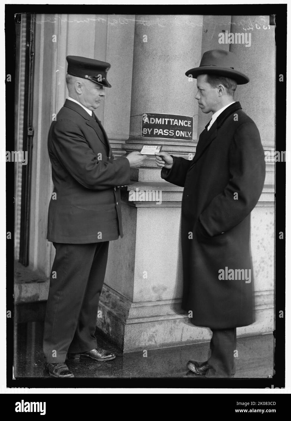 Passe d'examen à l'édifice du département d'État, entre 1913 et 1918. Sécurité à Washington, DC. Banque D'Images