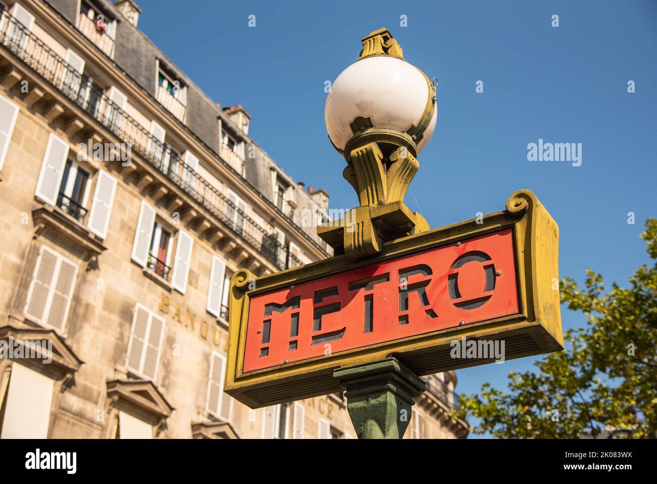 Paris, France. Août 2022. Panneau de métro parisien traditionnel avec bâtiments en arrière-plan. Photo de haute qualité Banque D'Images