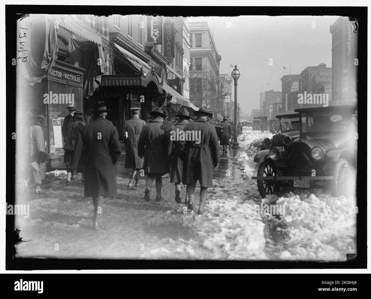 Scène de rue, avec neige, Washington, D.C., entre 1913 et 1918. Banque D'Images