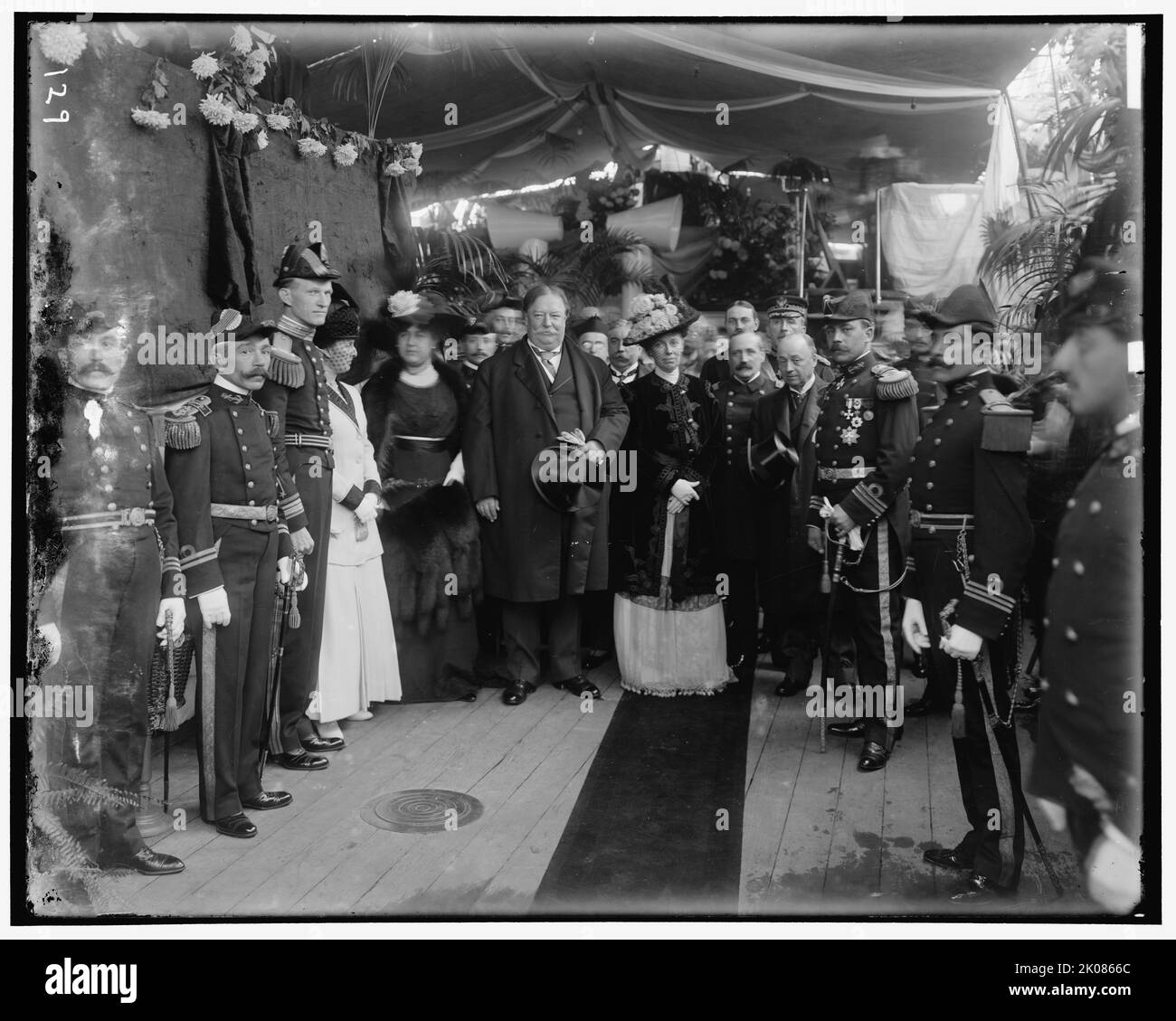 William Howard Taft, entre 1910 et 1920. Le président AMÉRICAIN avec sa femme Helen Herron Taft et des officiers de la marine. Banque D'Images