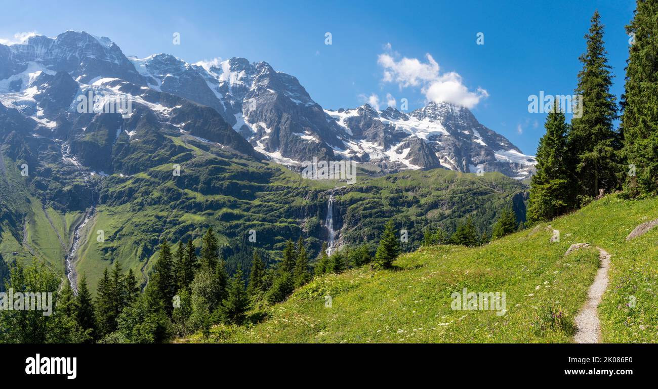 La vallée de Hineres Lauterbrunnental avec les sommets Mittaghorn et Grosshorn et Breithorn et Holdrifall. Banque D'Images