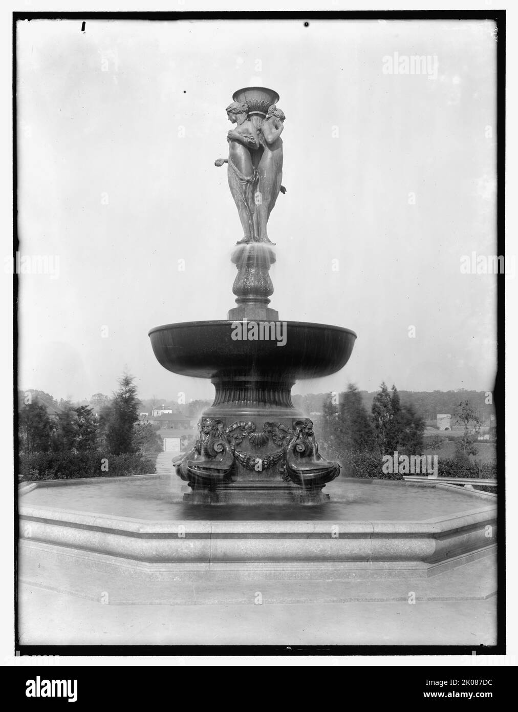 Fontaine MacMillen [sic], entre 1910 et 1920. La fontaine McMillan de Washington, D.C., conçue par Herbert Adams, a été dédiée en octobre 1919. Il se compose d'un groupe sculptural des trois Grâces, et a été moulé par Roman Bronze Works. Banque D'Images