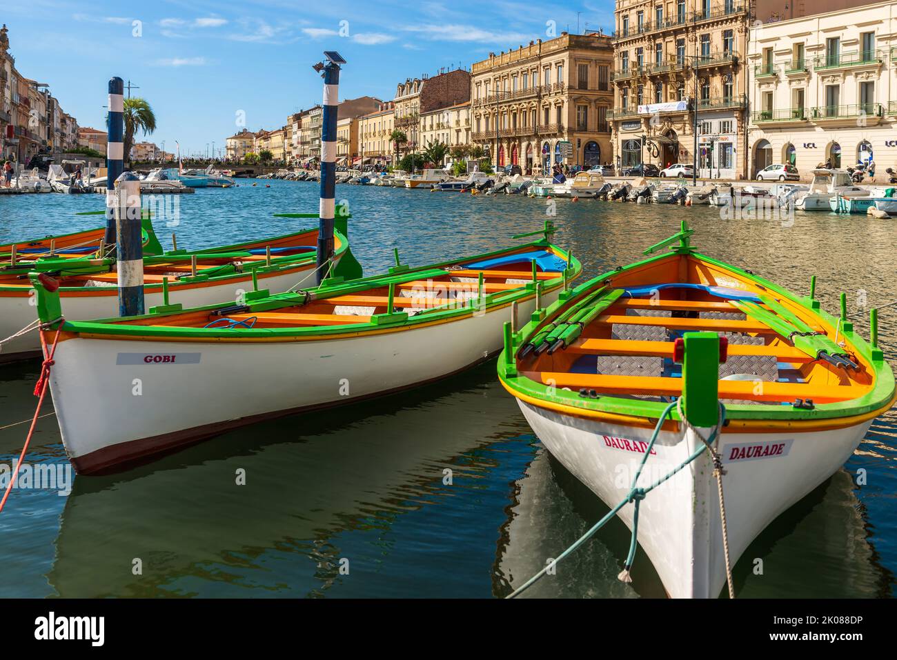 Bateaux typiques de Sète sur le canal royal de Sète, Hérault, Occitanie, France Banque D'Images