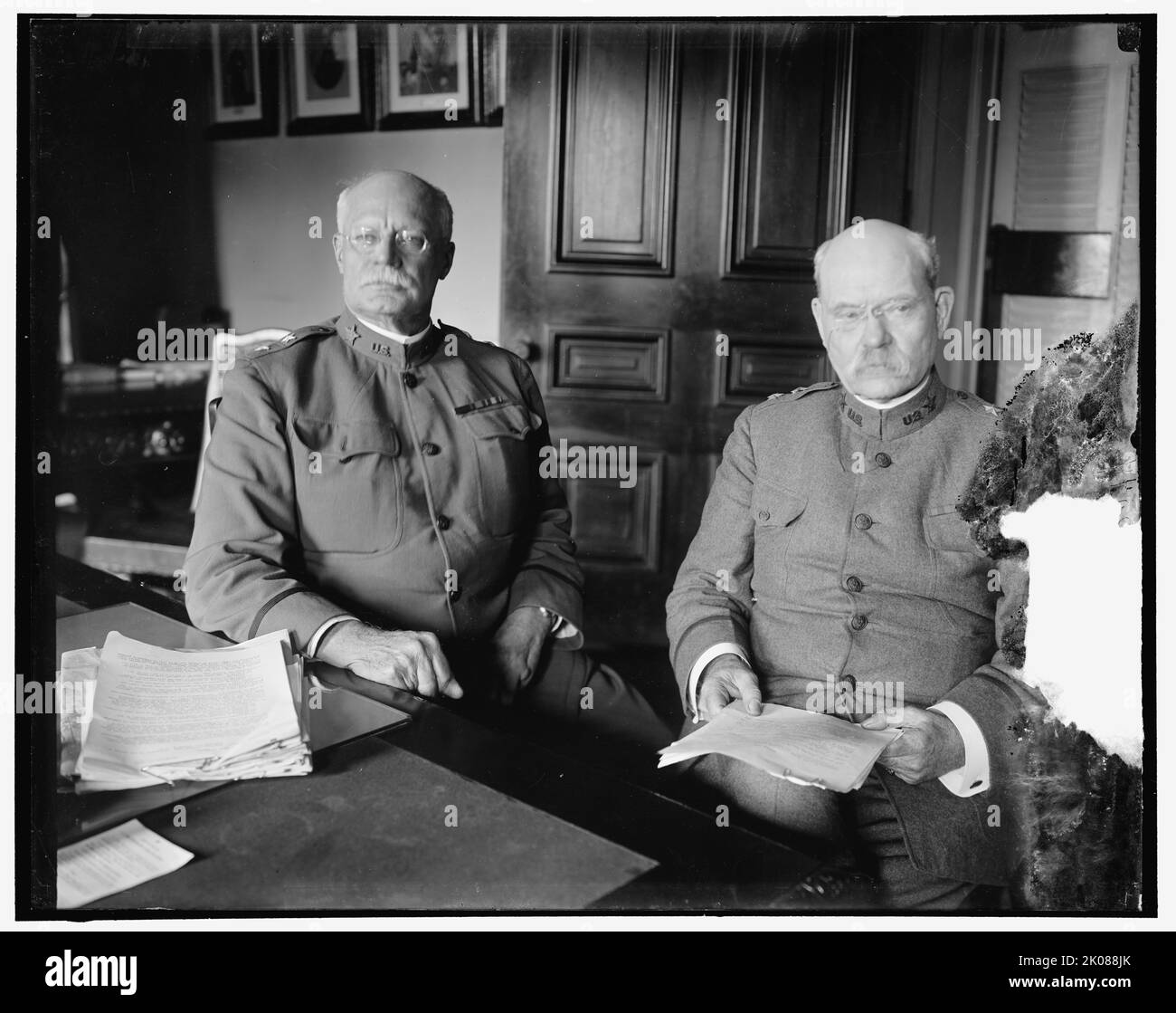 Hugh L. Scott & amp; Tasker H. Bliss au bureau, entre 1910 et 1920. Le général de division Hugh Lenox Scott, surintendant de West point, et le général Tasker Howard Bliss, diplomate impliqué dans les négociations de paix de la première Guerre mondiale, et l'un des co-signataires du Traité de Versailles. Scott a été chef d'état-major de l'armée des États-Unis de 1914 à 1917; Bliss a pris la relève et a servi de 1917 à 1918. Banque D'Images