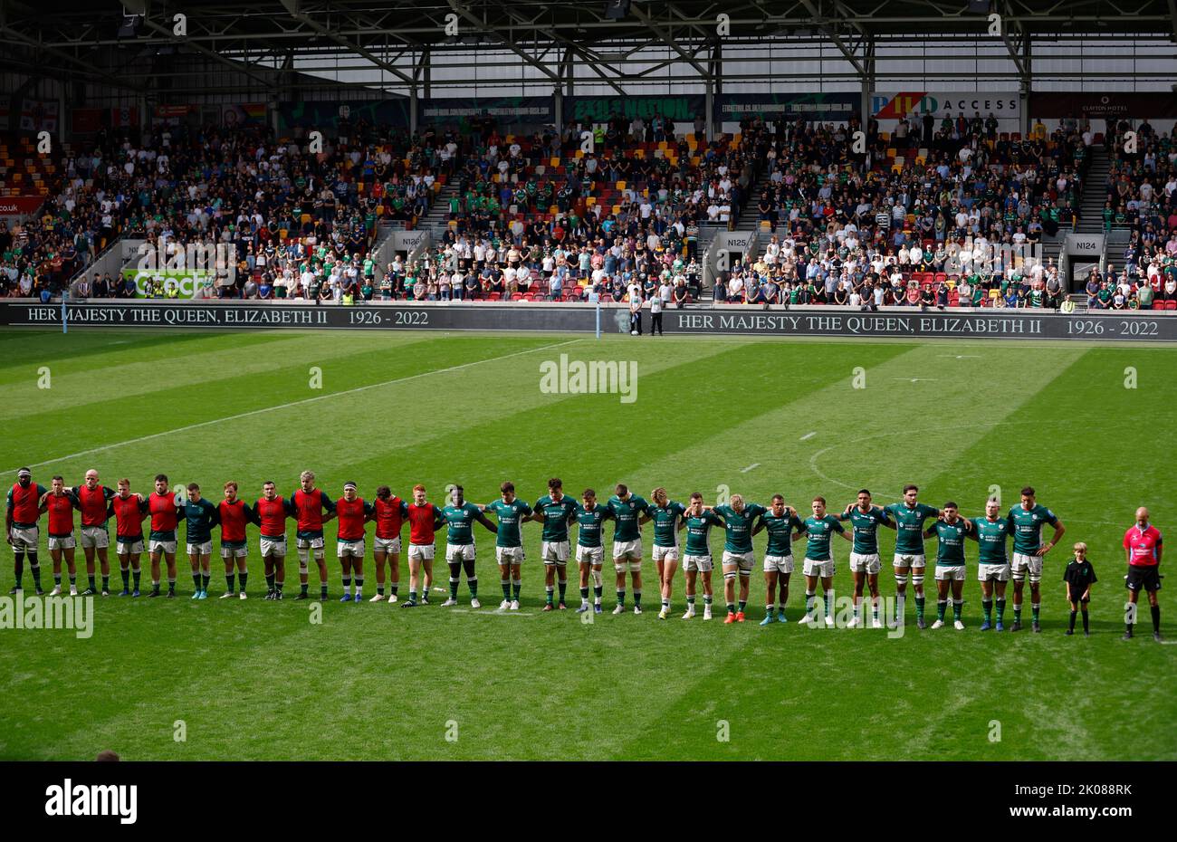 Les joueurs irlandais de Londres observent un silence de quelques minutes après la mort de la reine Elizabeth II jeudi, avant le match Gallagher Premiership au Gtech Community Stadium, Brentford. Date de la photo: Samedi 10 septembre 2022. Banque D'Images