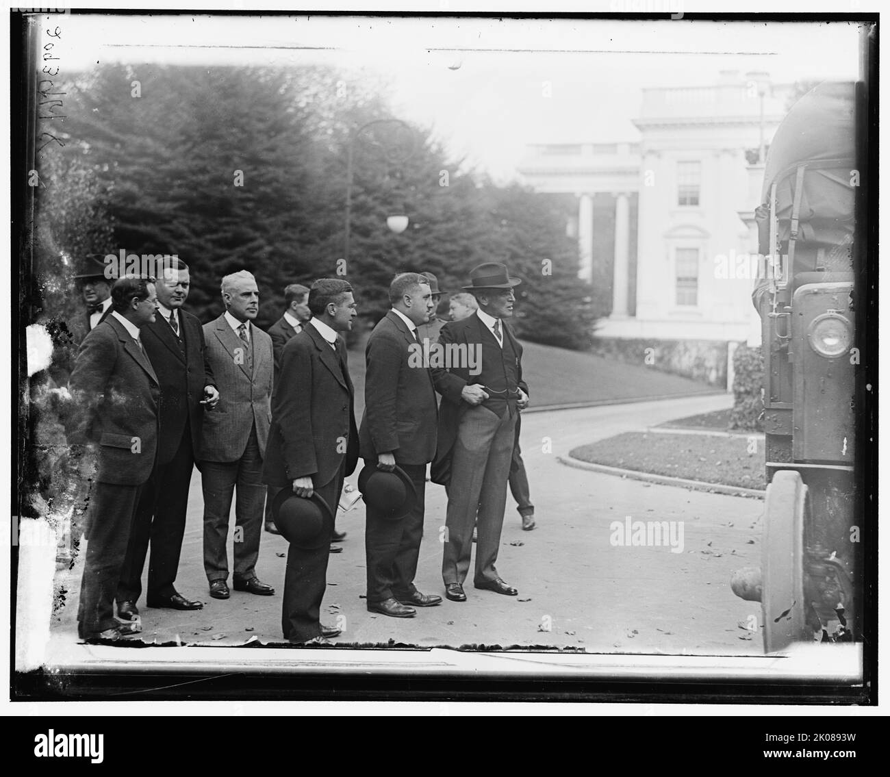 Groupe à l'extérieur de la Maison Blanche : comprend Woodrow Wilson (à droite) et Newton Baker (à 2nd de droite). Banque D'Images