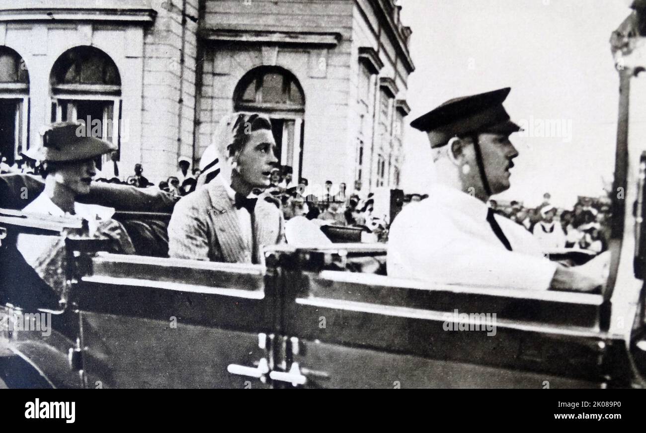 Le roi Edward VIII et Wallis Simpson. Wallis, duchesse de Windsor (née Bessie Wallis Warfield; 19 juin 1896 - 24 avril 1986), connue sous le nom de Wallis Simpson, était une socialite américaine et épouse du duc de Windsor, l'ancien roi-empereur Edward VIII Leur intention de se marier et son statut de divorcée ont provoqué une crise constitutionnelle qui a conduit à l'abdication d'Edward Banque D'Images