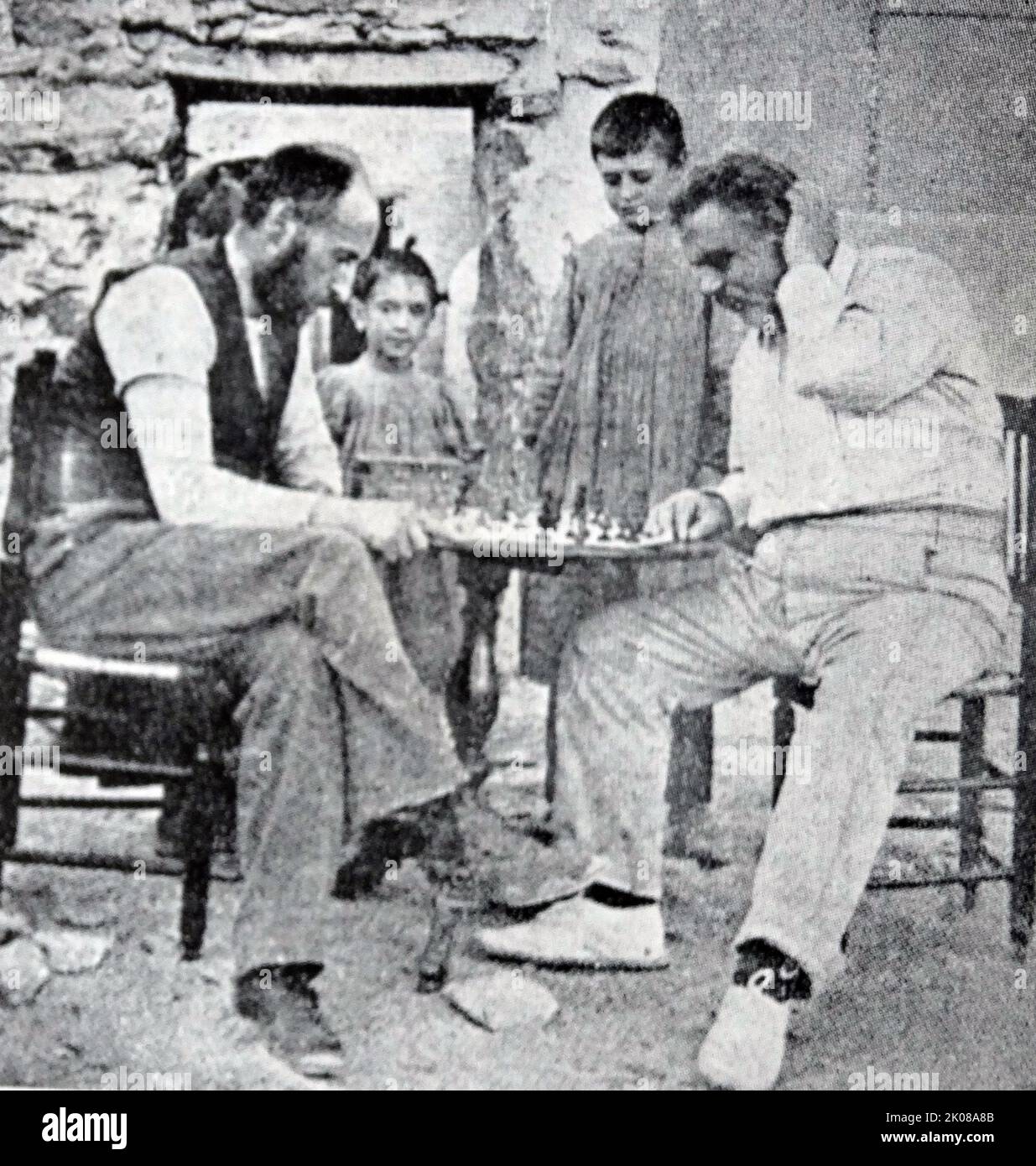Santiago Ramon y Cajal avec le Docteur Don Federico Oloriz à Madrid. Santiago Ramon y Cajal (1 mai 1852 - 17 octobre 1934) était un neuroscientifique espagnol, pathologiste et histologiste spécialisé dans la neuroanatomie et le système nerveux central. Le docteur Don Federico Oloriz (1855 - 1912) était médecin, spécialiste de l'anatomie, de l'anthropologie physique et de la criminologie Banque D'Images
