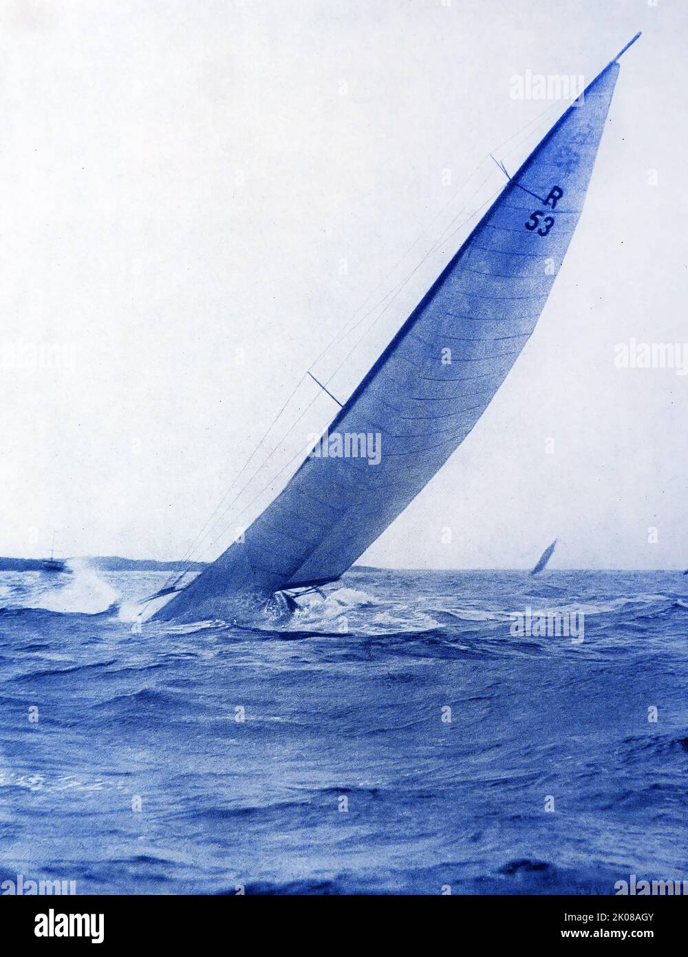 Un bateau R. américain enterrant son nez sur l'océan Atlantique près de New York. Photographie en noir et blanc Banque D'Images