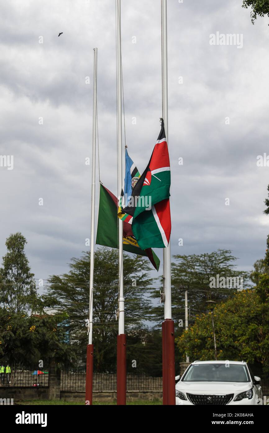 Nakuru, Kenya. 10th septembre 2022. Le drapeau du Kenya (R), le drapeau de la Communauté de l'Afrique de l'est (C) et celui de la police administrative du Kenya flotent en Berne au bureau du Président, siège régional de la vallée du Rift à Nakuru, le Kenya pleure sa Majesté la reine Elizabeth II Le président kényan sortant, Uhuru Kenyatta, sur 9 septembre 2022, a commandé des drapeaux en Berne en l'honneur de la vie de feu la reine. Les drapeaux resteront en Berne jusqu'au coucher du soleil lundi, 12 septembre 2022. Crédit : SOPA Images Limited/Alamy Live News Banque D'Images