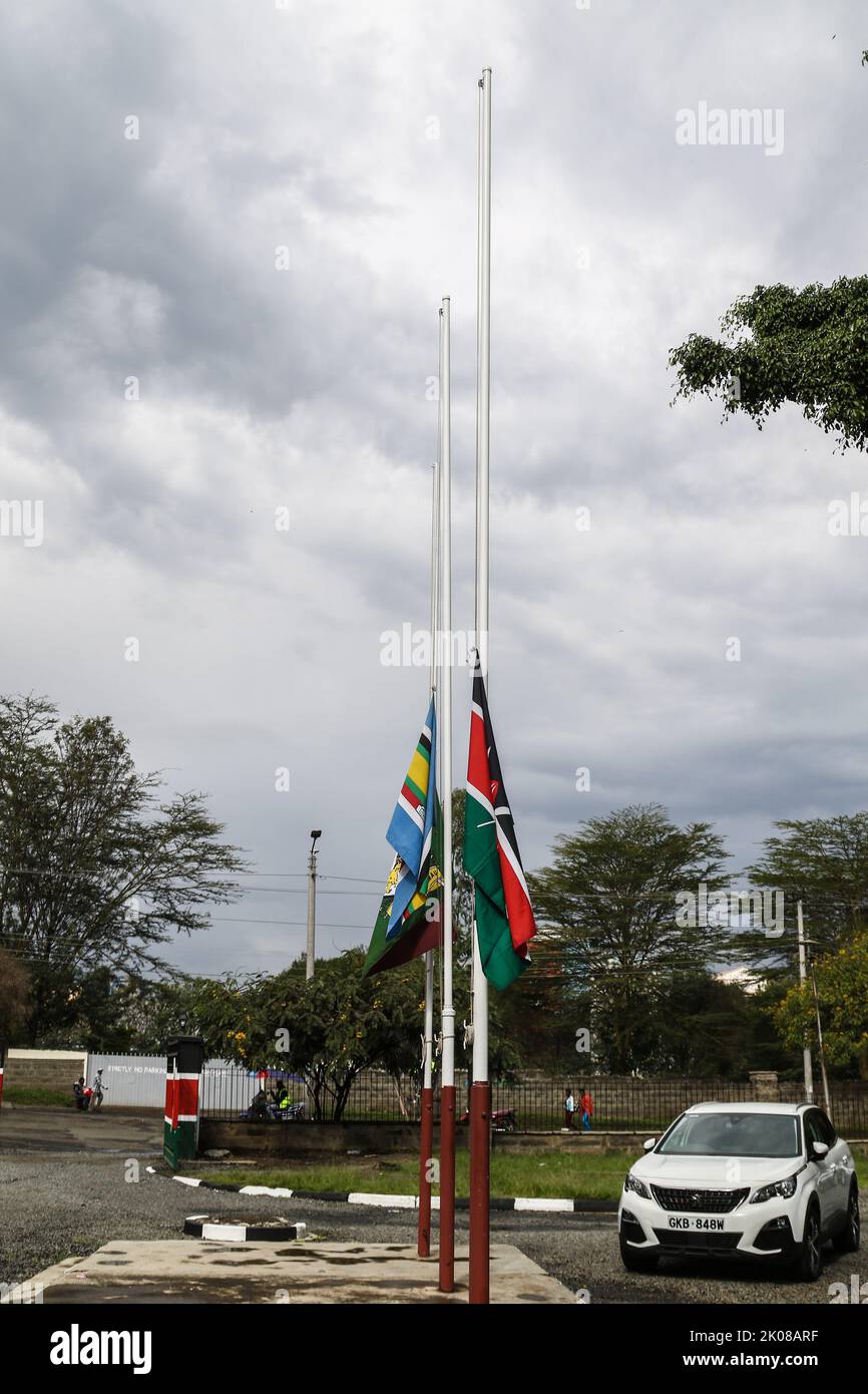 Nakuru, Kenya. 10th septembre 2022. Le drapeau du Kenya (R), le drapeau de la Communauté de l'Afrique de l'est (C) et celui de la police administrative du Kenya flotent en Berne au bureau du Président, siège régional de la vallée du Rift à Nakuru, le Kenya pleure sa Majesté la reine Elizabeth II Le président kényan sortant, Uhuru Kenyatta, sur 9 septembre 2022, a commandé des drapeaux en Berne en l'honneur de la vie de feu la reine. Les drapeaux resteront en Berne jusqu'au coucher du soleil lundi, 12 septembre 2022. Crédit : SOPA Images Limited/Alamy Live News Banque D'Images