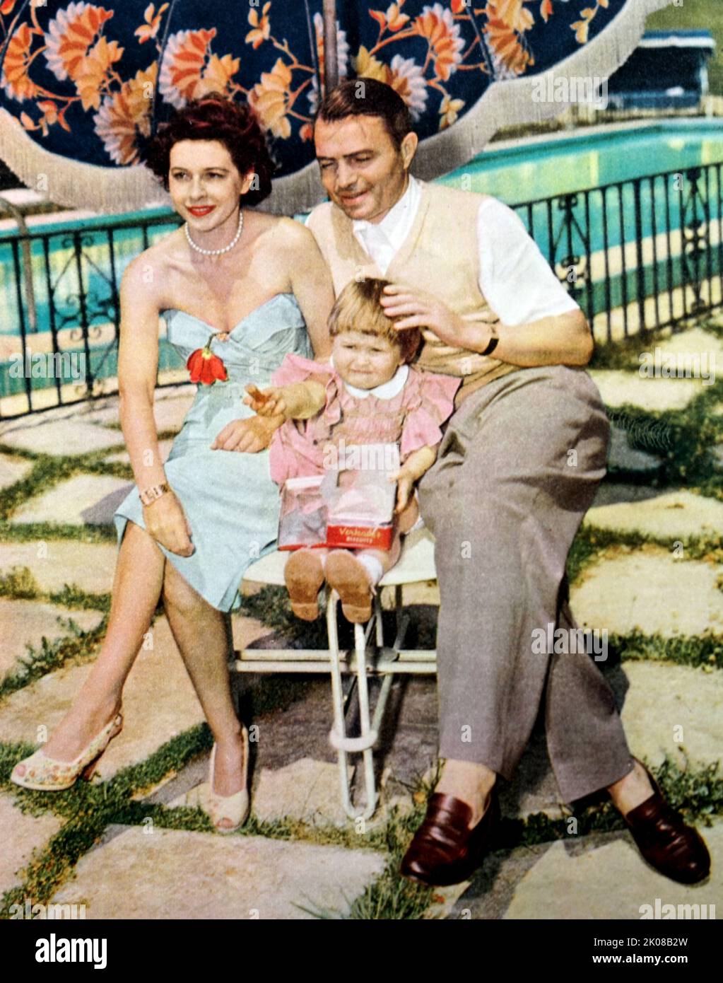 James Neville Mason (15 mai 1909 - 27 juillet 1984) était un acteur anglais. Il a obtenu un succès considérable dans le cinéma britannique avant de devenir une star à Hollywood. James Mason avec sa femme Pamela Kellino et sa fille Portland Banque D'Images
