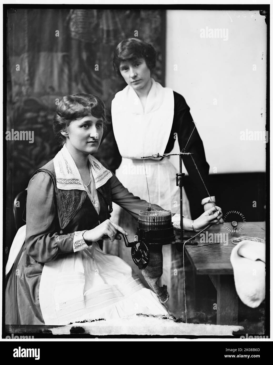 Mme Evans Seawell & amp; Mme Henry Rogers, entre 1910 et 1920. Femmes utilisant des tricots pour tricoter des chaussettes. Banque D'Images