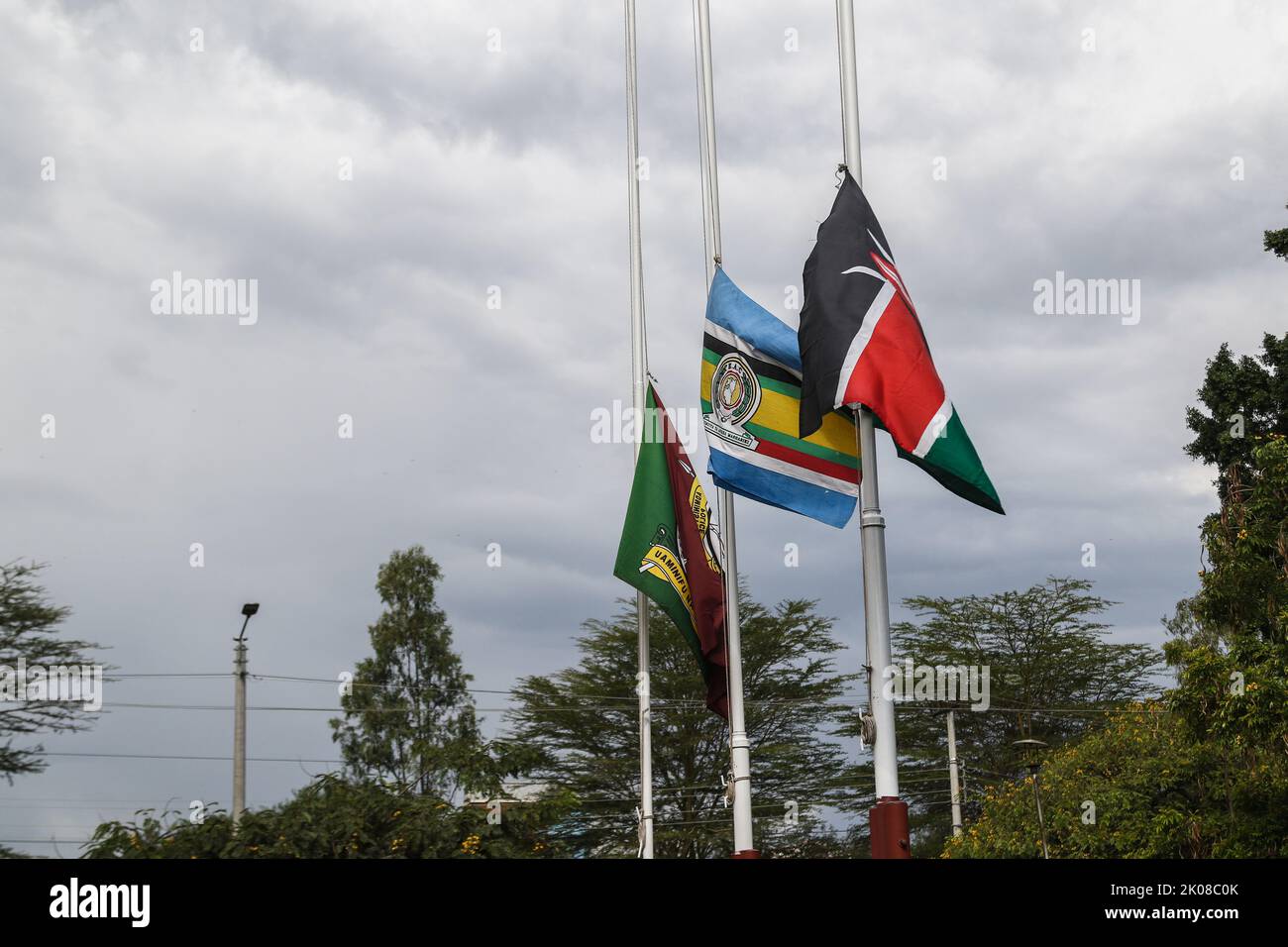 Nakuru, Kenya. 10th septembre 2022. Le drapeau du Kenya (R), le drapeau de la Communauté de l'Afrique de l'est (C) et celui de la police administrative du Kenya flotent en Berne au bureau du Président, siège régional de la vallée du Rift à Nakuru, le Kenya pleure sa Majesté la reine Elizabeth II Le président kényan sortant, Uhuru Kenyatta, sur 9 septembre 2022, a commandé des drapeaux en Berne en l'honneur de la vie de feu la reine. Les drapeaux resteront en Berne jusqu'au coucher du soleil lundi, 12 septembre 2022. (Photo de James Wakibia/SOPA Images/Sipa USA) crédit: SIPA USA/Alay Live News Banque D'Images