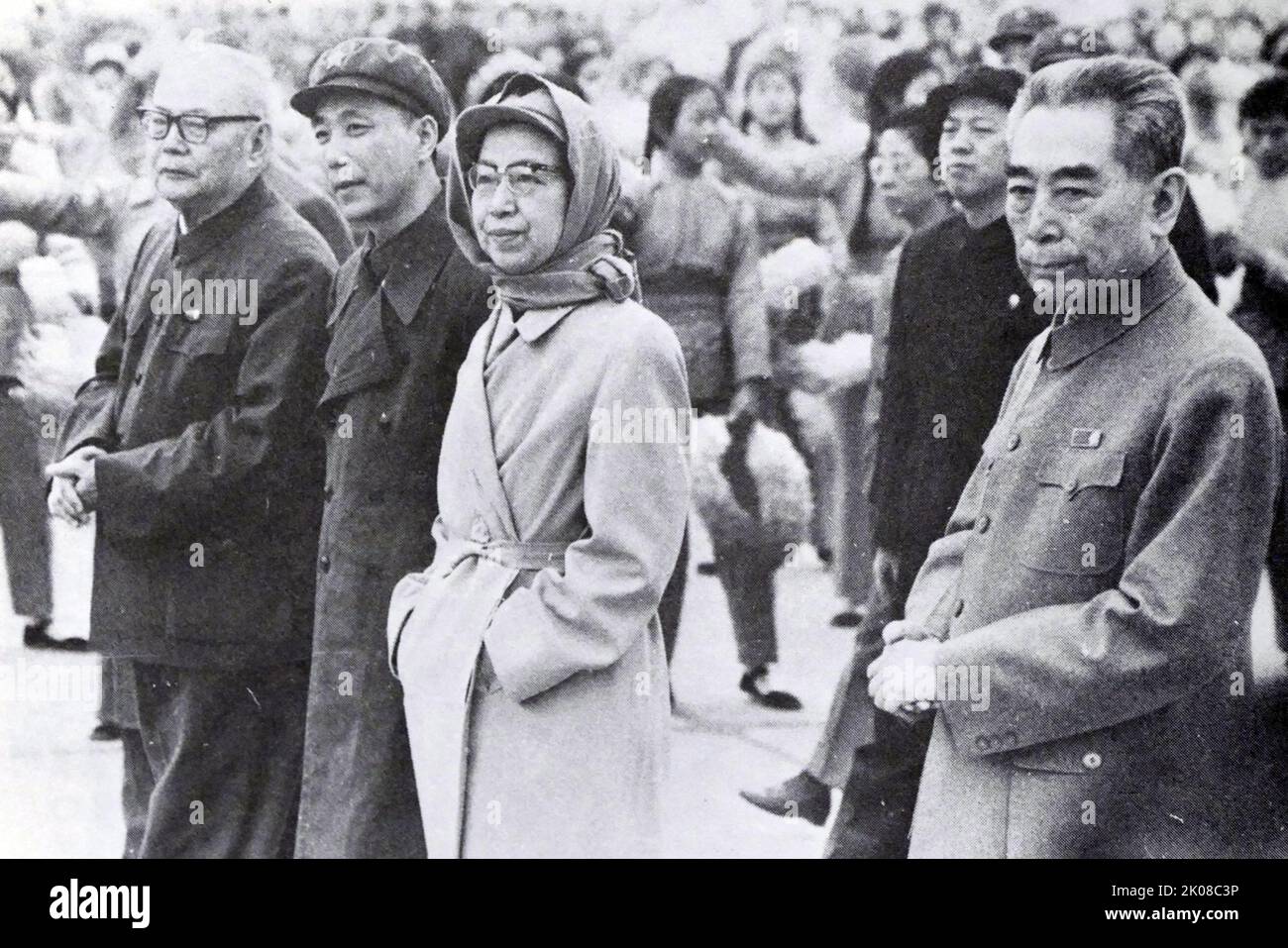 Chiang CH'ing supervise une réception pour les diplomates chinois en 1974. De gauche à droite : Yeh Chien-ying (vice-président de la Commission des affaires militaires), Wang Hung-wen, Yao Wen-yuan et Chou en-lai. Jiang Qing (19 mars 1914 - 14 mai 1991), également connue sous le nom de Madame Mao, était une révolutionnaire communiste chinoise, actrice et figure politique majeure pendant la Révolution culturelle (1966-1976). Elle a été la quatrième femme de Mao Tsé-toung, le président du Parti communiste et le leader paramount de la Chine Banque D'Images