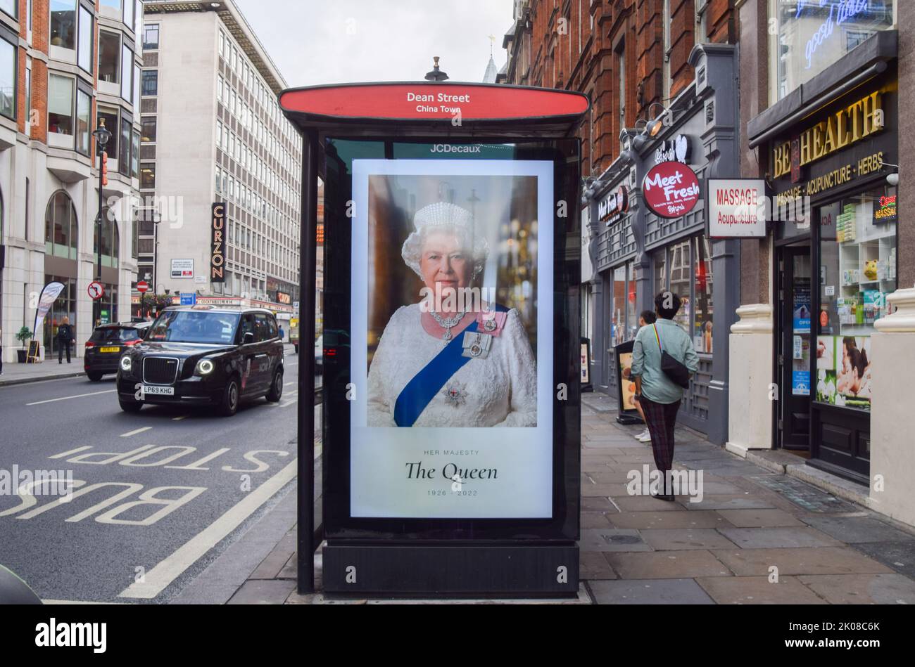 Londres, Royaume-Uni. 9th septembre 2022. Un arrêt de buste à Shaftesbury Avenue, Soho affiche un hommage à la mort de la reine Elizabeth II, âgée de 96 ans. Banque D'Images