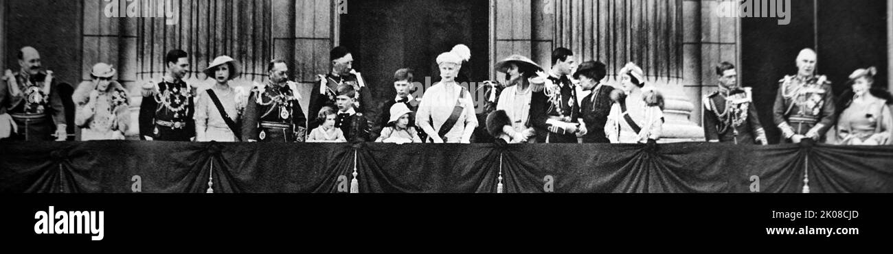 Le Jubilé d'argent de George V, le 6 mai 1935, marquait 25 ans de George V en tant que roi du Royaume-Uni et des dominions britanniques, et empereur de l'Inde. Le Jubilé a été marqué par des événements populaires à grande échelle à Londres et dans le reste du Royaume-Uni en mai 1935. La famille royale sur le balcon de Buckingham Palace Banque D'Images
