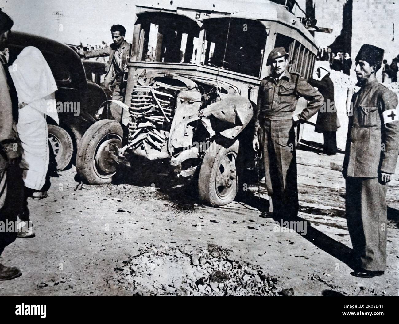 Un bus arabe s'est détruit après une explosion à la porte de Damas de Jérusalem en 1947, lors de la révolte arabe de 1936-1939 en Palestine contre la Palestine obligatoire. Deux gendarmes britanniques et 11 Arabes ont été tués et 32 Arabes blessés lorsque des membres d'Irgun ont lancé une bombe à partir d'un taxi à la porte de Damas de Jérusalem Banque D'Images