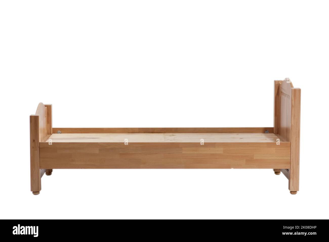 Lit en bois. Nouveau cadre de lit en bois sur fond blanc. Banque D'Images