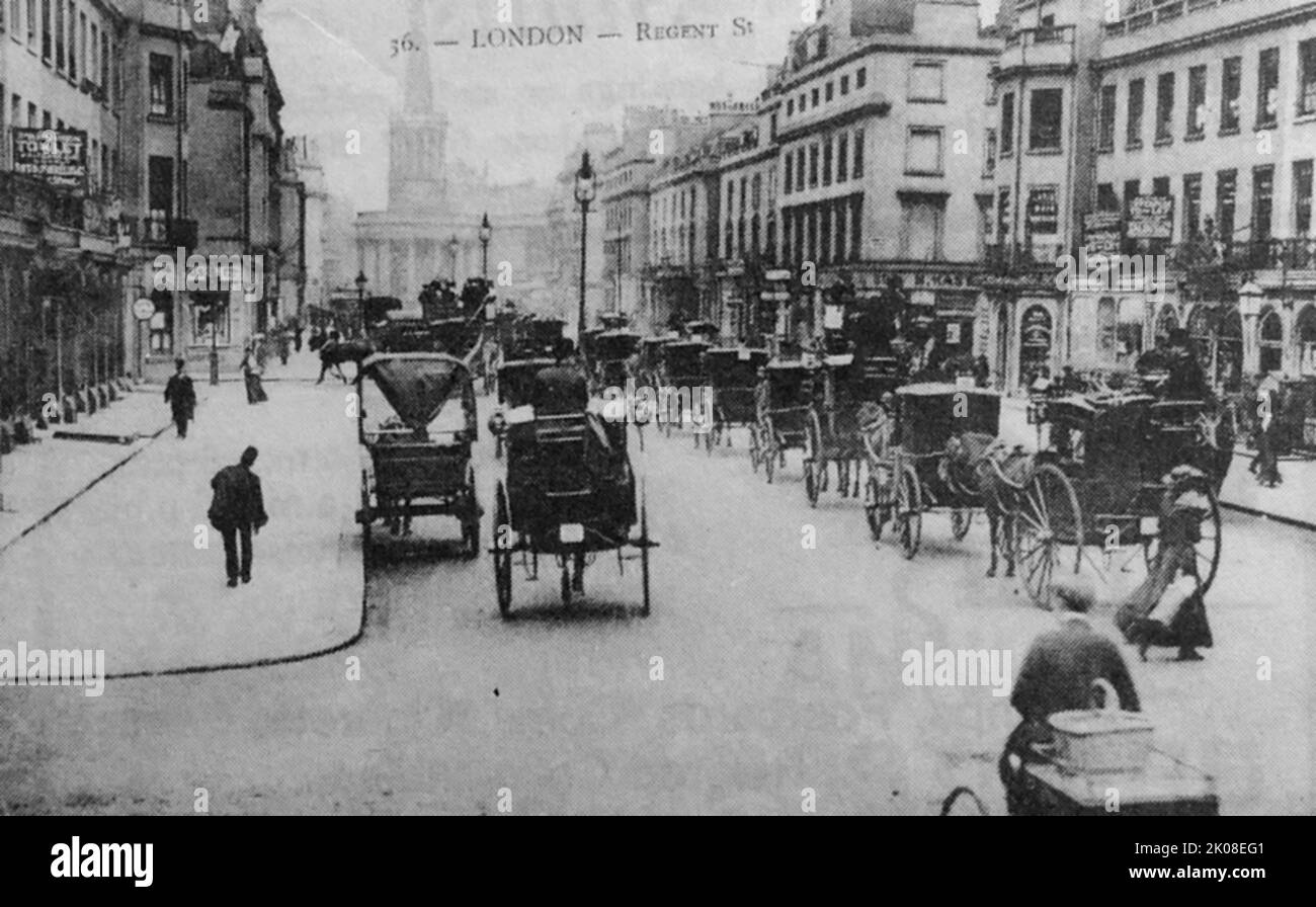 Regent Street, Londres, 1910. Regent Street est une rue commerçante importante dans le West End de Londres. Il porte le nom de George, le Prince Regent (plus tard George IV) et a été mis en place sous la direction de l'architecte John Nash et James Burton. Il va de Waterloo place à St James's, en passant par Piccadilly Circus et Oxford Circus, à All Souls Church, Langham place, Portland place jusqu'à Regent's Park. Photographie en noir et blanc Banque D'Images