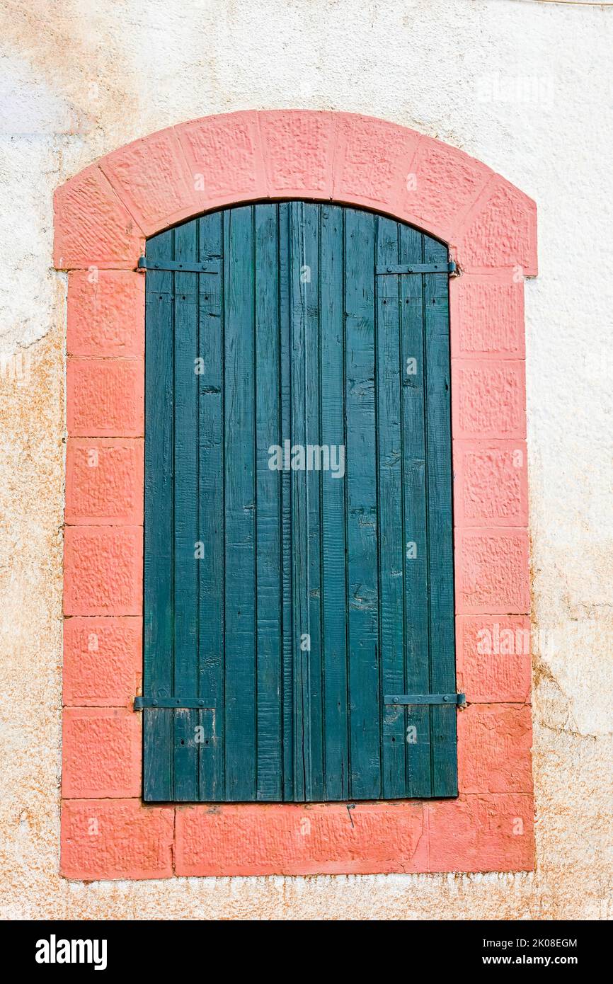 Porte en bois avec cadre en pierre peint rose. Banque D'Images
