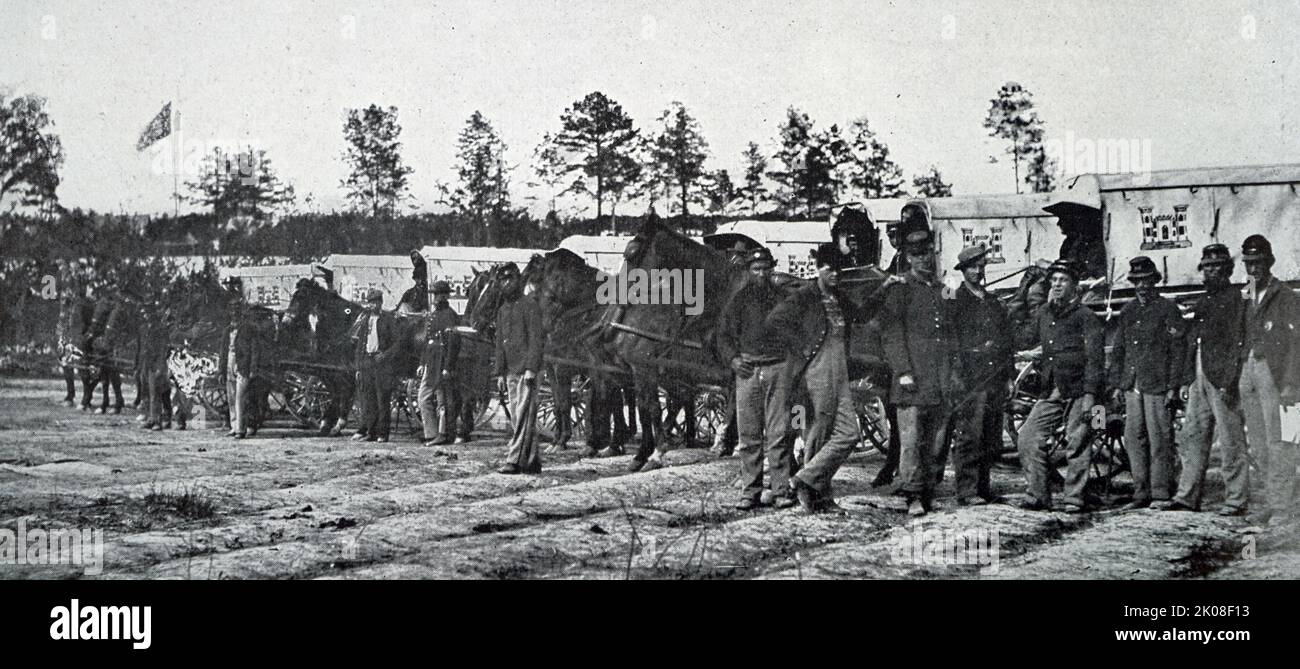 Un train d'ambulance pendant la guerre civile américaine (12 avril 1861 - 9 mai 1865) une guerre civile aux États-Unis entre les États de l'Union et les États de la Confédération. Photographie en noir et blanc des soldats et des chevaux Banque D'Images