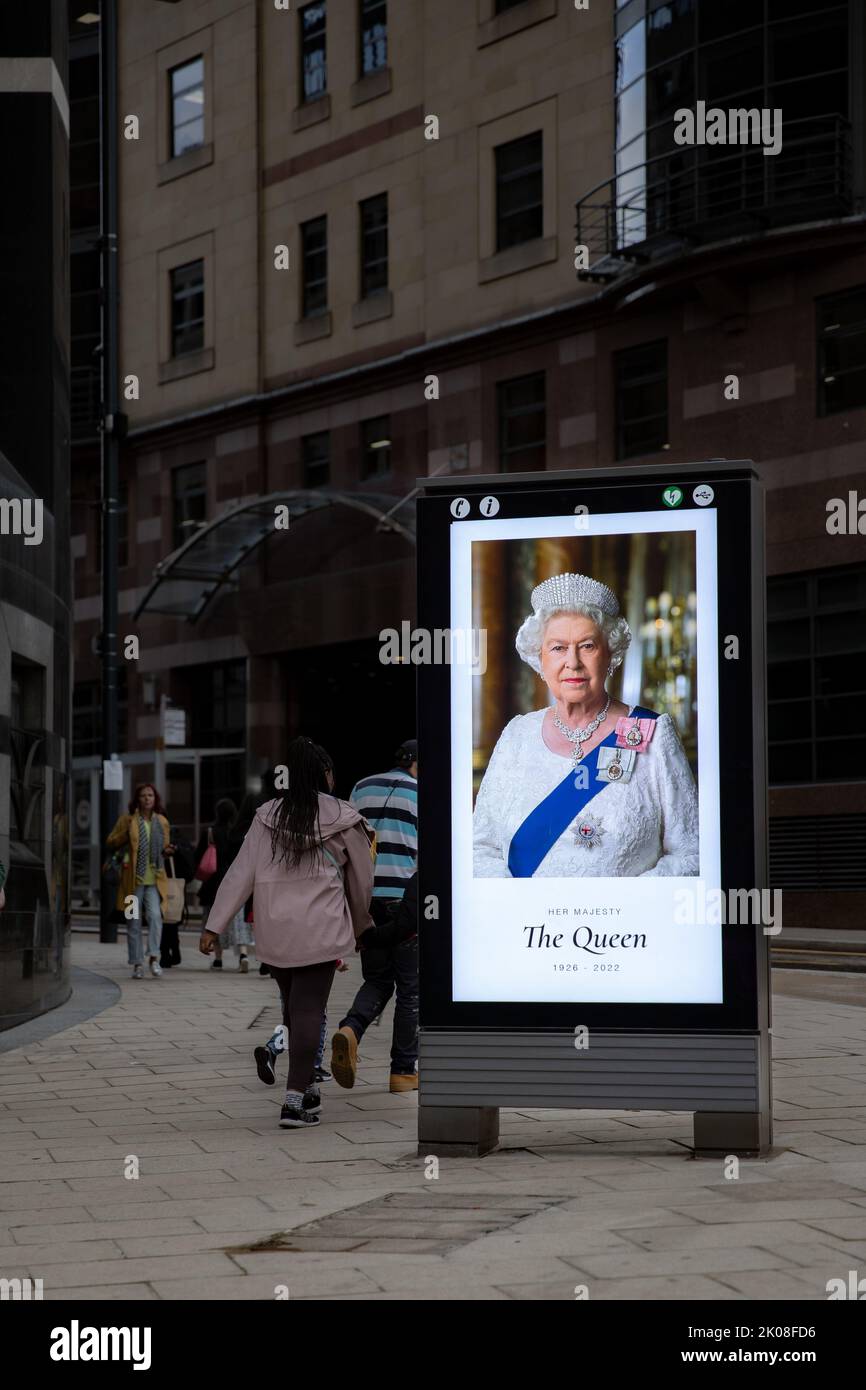 LEEDS, ROYAUME-UNI - 9 SEPTEMBRE 2022. Un panneau de signalisation annonçant le décès de sa Majesté la reine Elizabeth II sur la rue de la ville Banque D'Images