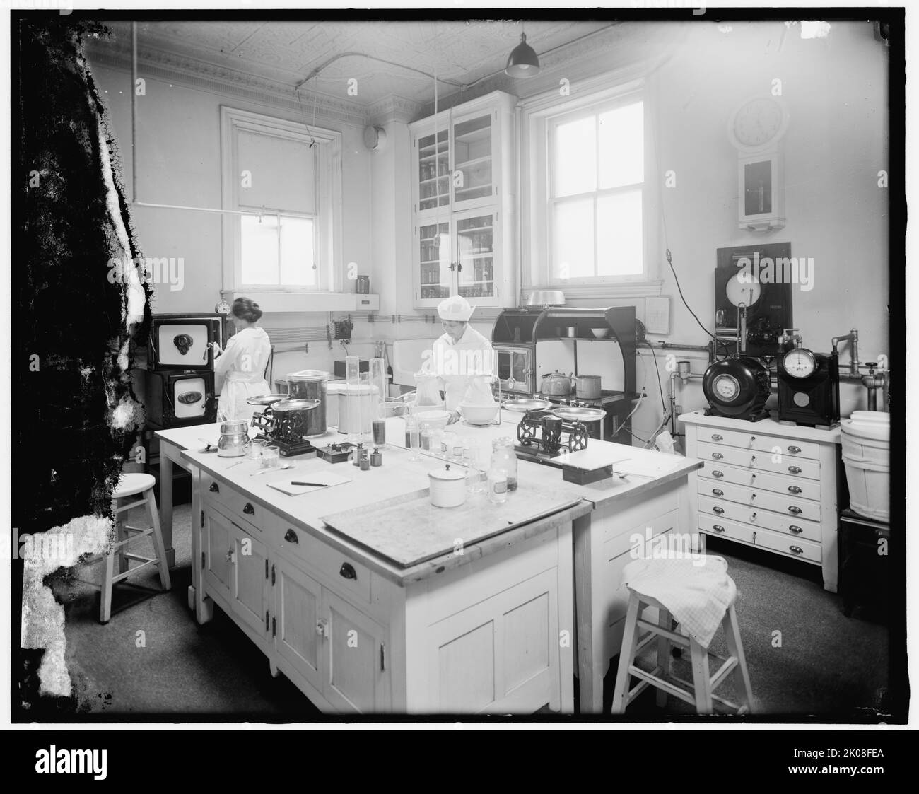 Home Economics Section, entre 1910 et 1920. ÉTATS-UNIS. Femmes dans une cuisine industrielle. Banque D'Images