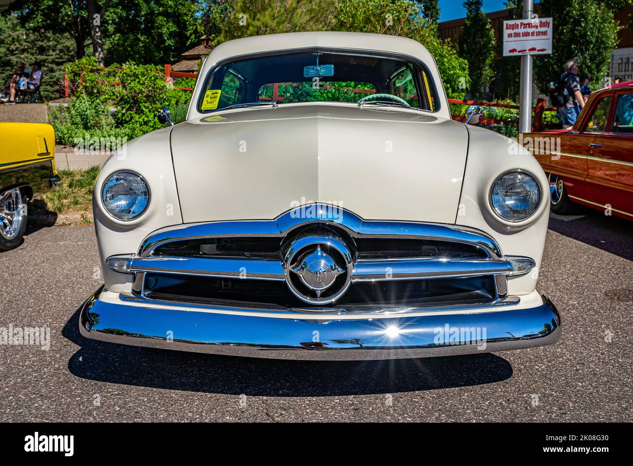 Falcon Heights, MN - 17 juin 2022 : vue de face d'un chariot de Woody 1949 de Ford lors d'un spectacle de voitures local. Banque D'Images