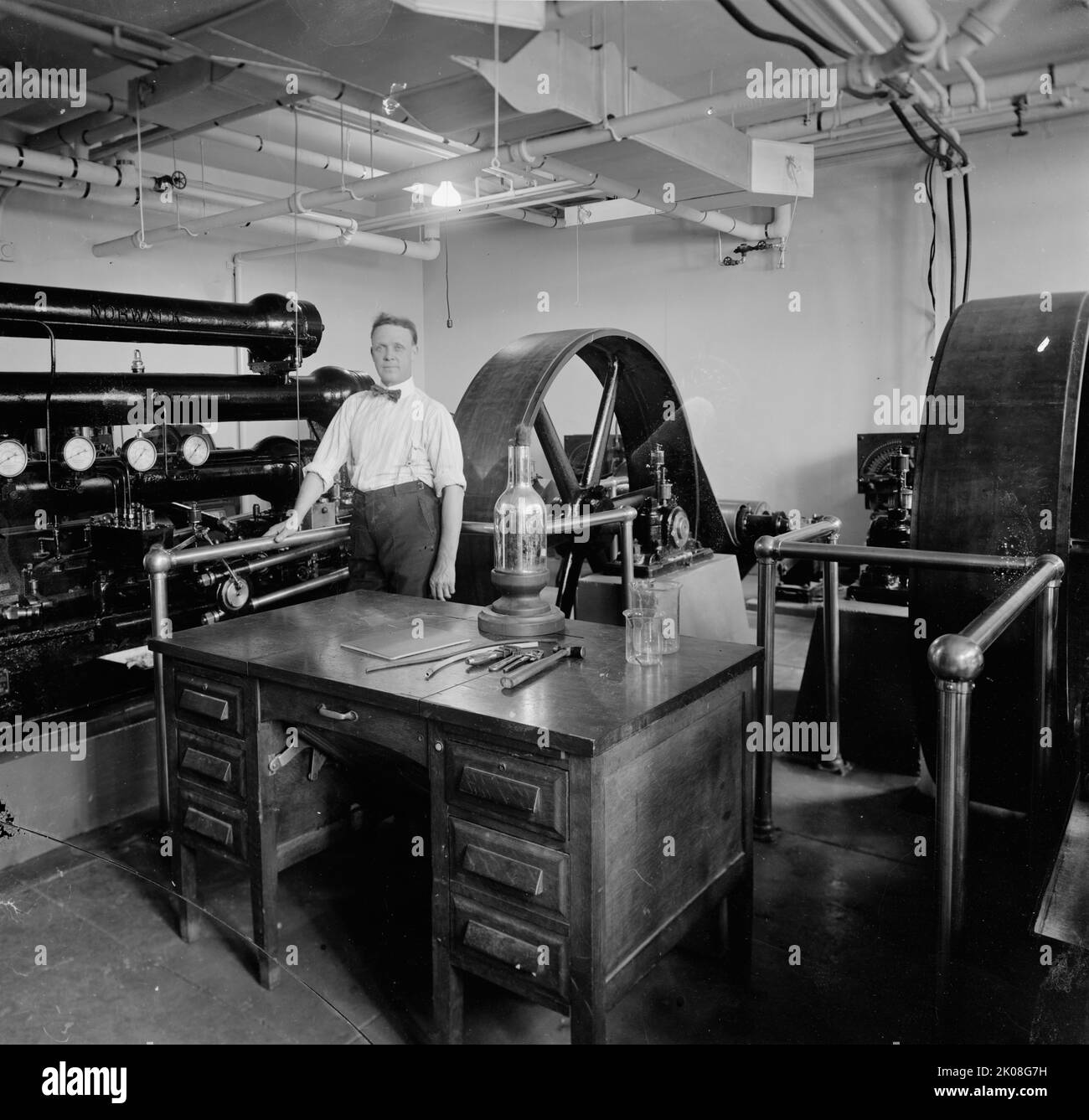 Bureau des mines, laboratoires à basse température, entre 1905 et 1945. Le Bureau des mines des États-Unis (USBM) était la principale agence gouvernementale américaine chargée de la recherche scientifique et de la diffusion d'informations sur l'extraction, le traitement, l'utilisation et la conservation des ressources minérales. Banque D'Images