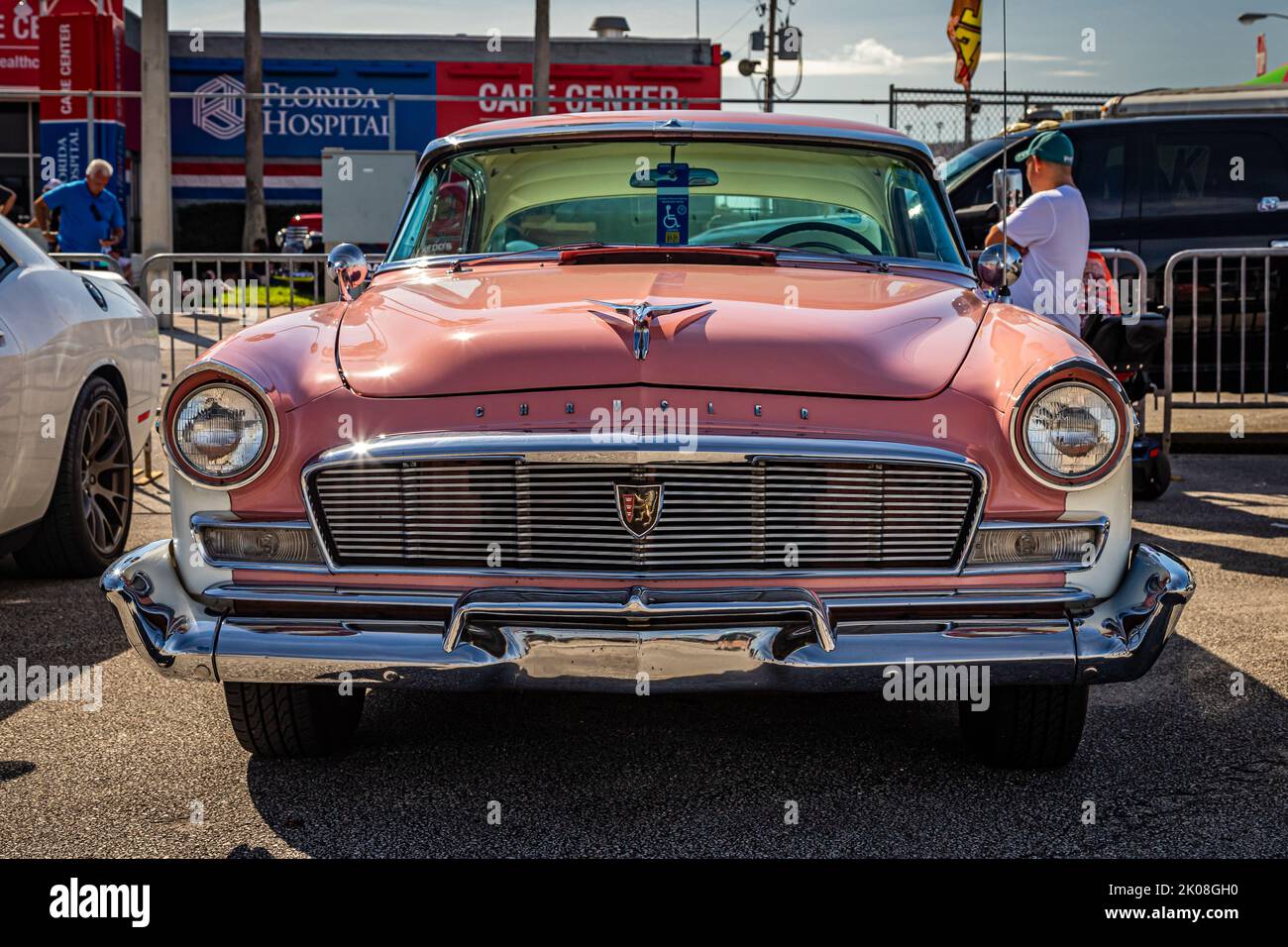 Daytona Beach, FL - 24 novembre 2018: Vue de face d'un Chrysler New Yorker St Regis Hardtop coupé 1956 à un salon de voiture local. Banque D'Images