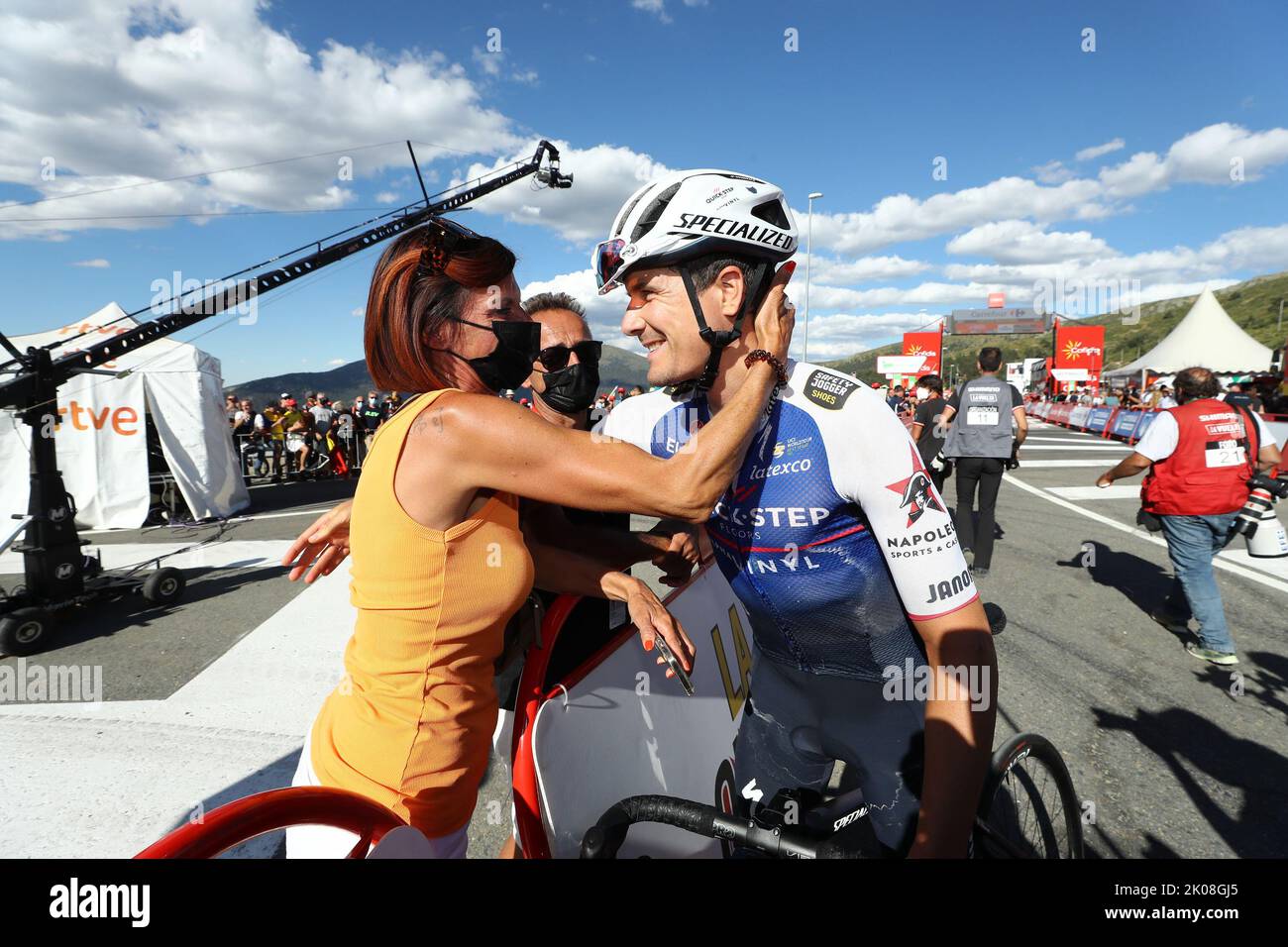 Remco Evenepoel mère agna Van Eeckhout célébrer avec le belge Louis Vervaeke de Quick-Step Alpha Vinyl après la phase 20 de l'édition 2022 de la 'Vuelta a Espana', Tour d'Espagne course cycliste, de Moralzarzal à Puerto de Navacerrada (181km), Espagne, samedi 10 septembre 2022. BELGA PHOTO DAVID PINTENS Banque D'Images