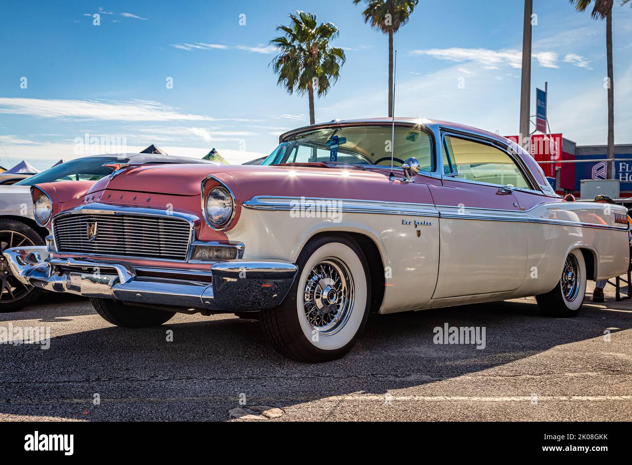 Daytona Beach, FL - 24 novembre 2018 : vue d'angle avant à faible perspective d'un coupé Chrysler New Yorker St Regis Hardtop 1956 lors d'un salon de voiture local. Banque D'Images