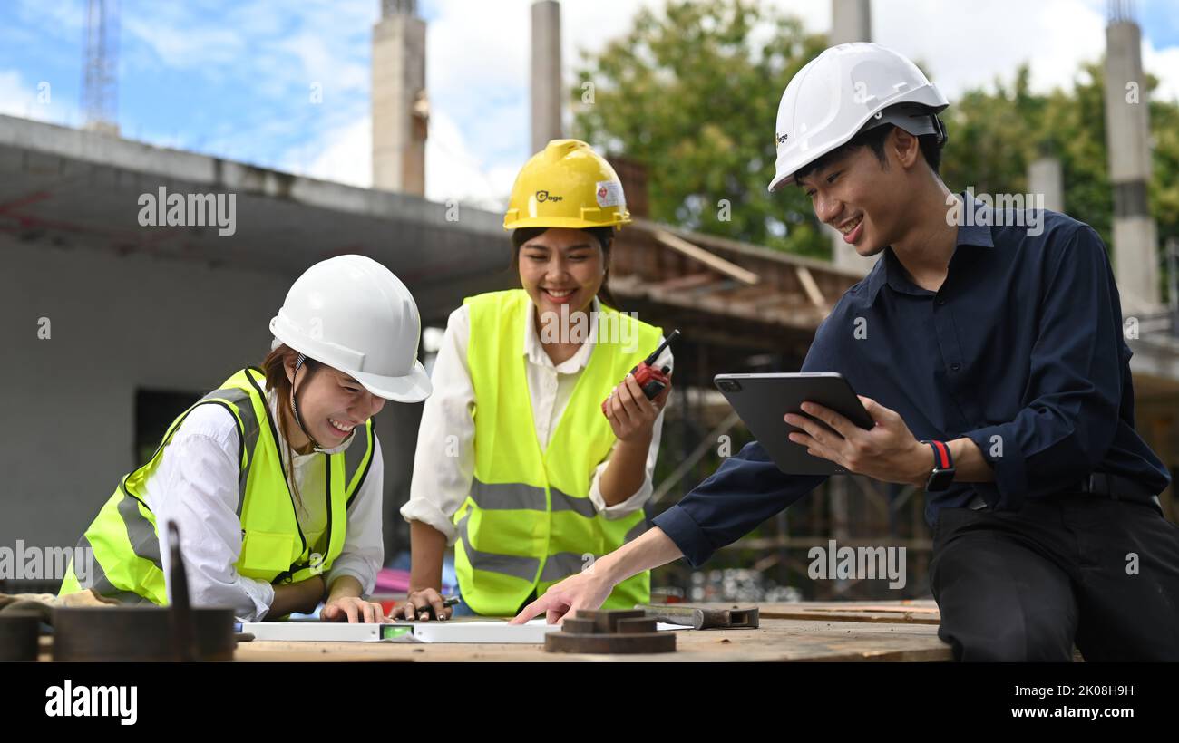 Équipe de spécialistes et d'ingénieurs civils inspectant le chantier de construction de bâtiments industriels Banque D'Images