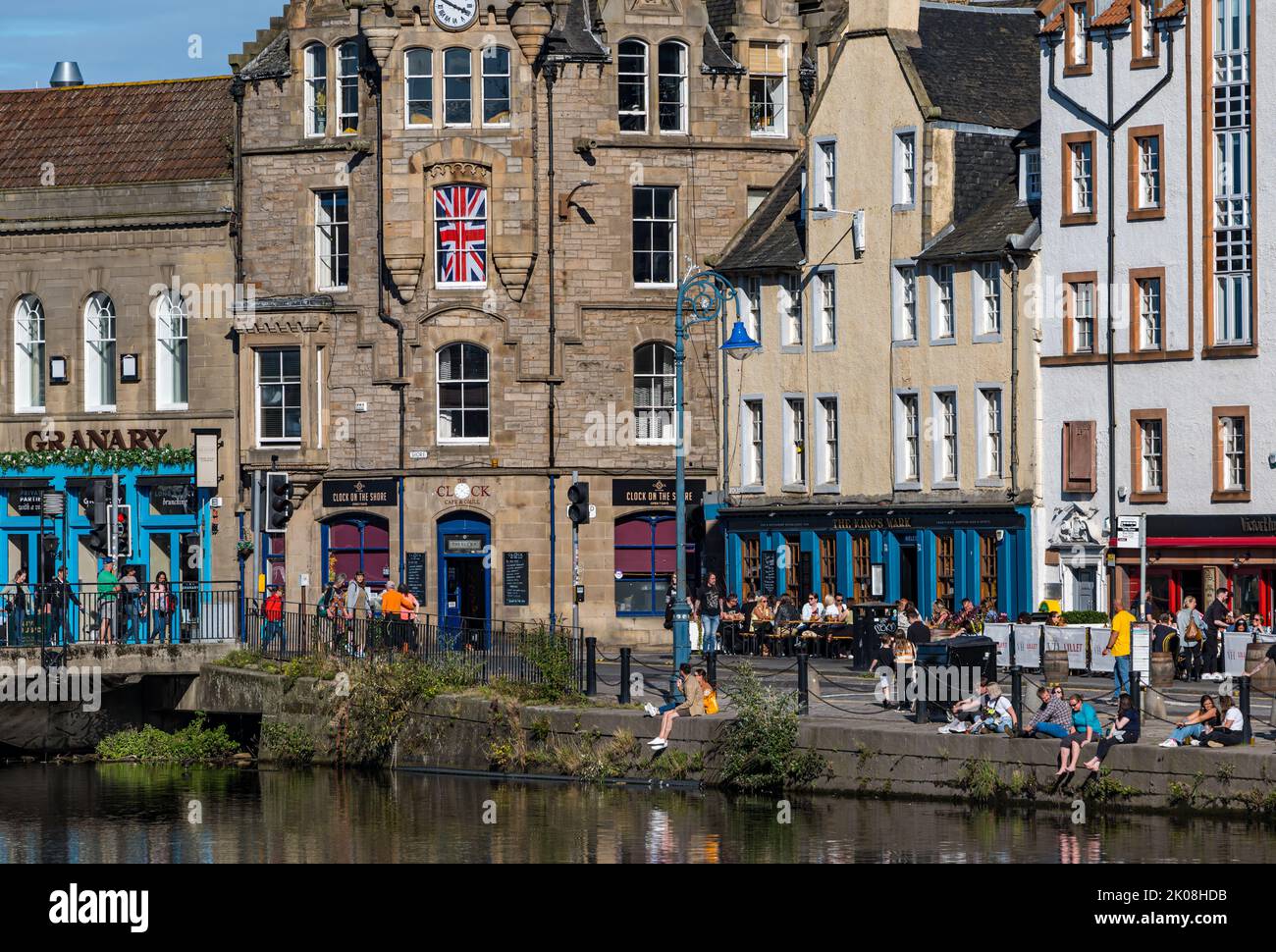 Leith, Édimbourg, Écosse, Royaume-Uni, 10th septembre 2022. Météo au Royaume-Uni : soleil sur Leith. Une chaude journée ensoleillée de septembre pour les gens de profiter des bars et des restaurants sur le rivage, avec le seul signe des récents événements royaux un drapeau Union Jack dans une fenêtre de l'un des anciens bâtiments. Crédit : Sally Anderson/Alay Live News Banque D'Images