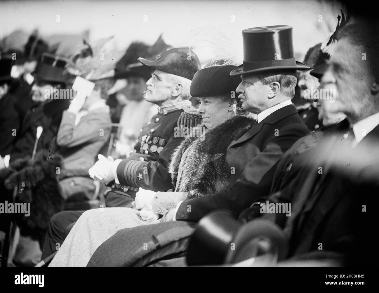 George Von L. Meyer avec Mme Taft; Monument des soldats et des marins à Annapolis, 1911. [Etats-Unis: Homme d'affaires et homme politique George von Lengerke Meyer avec la première dame Helen Herron Taft]. Banque D'Images