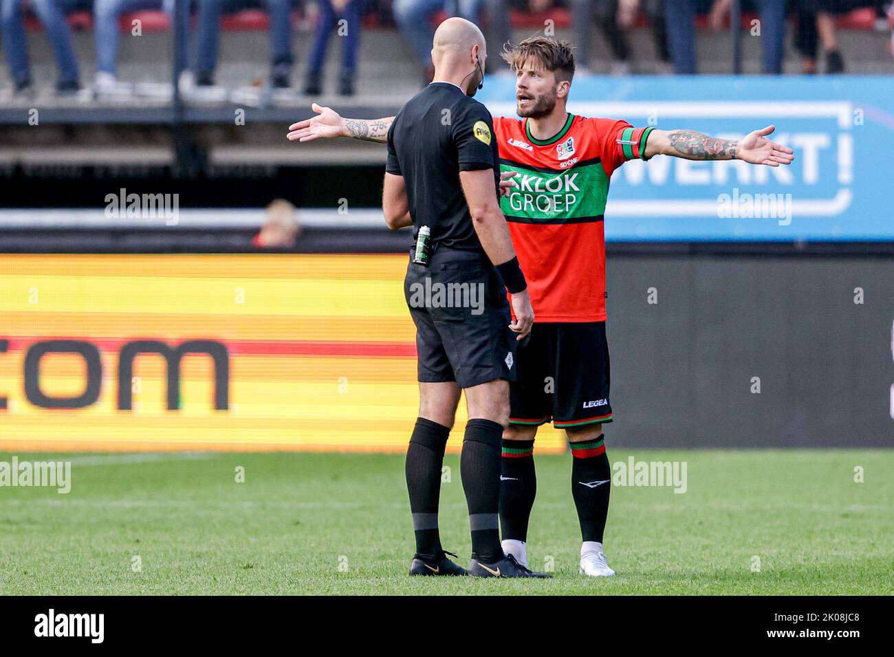 NIJMEGEN, PAYS-BAS - SEPTEMBRE 10 : Lasse Schone de N.C.A. en discussion avec (L) l'arbitre Roy Dieperink lors du match néerlandais entre N.C.A. et Fortuna Sittard à Goffertstadion sur 10 septembre 2022 à Nimègue, pays-Bas (photo de Broer van Boom den Boom/Orange Pictures) Banque D'Images