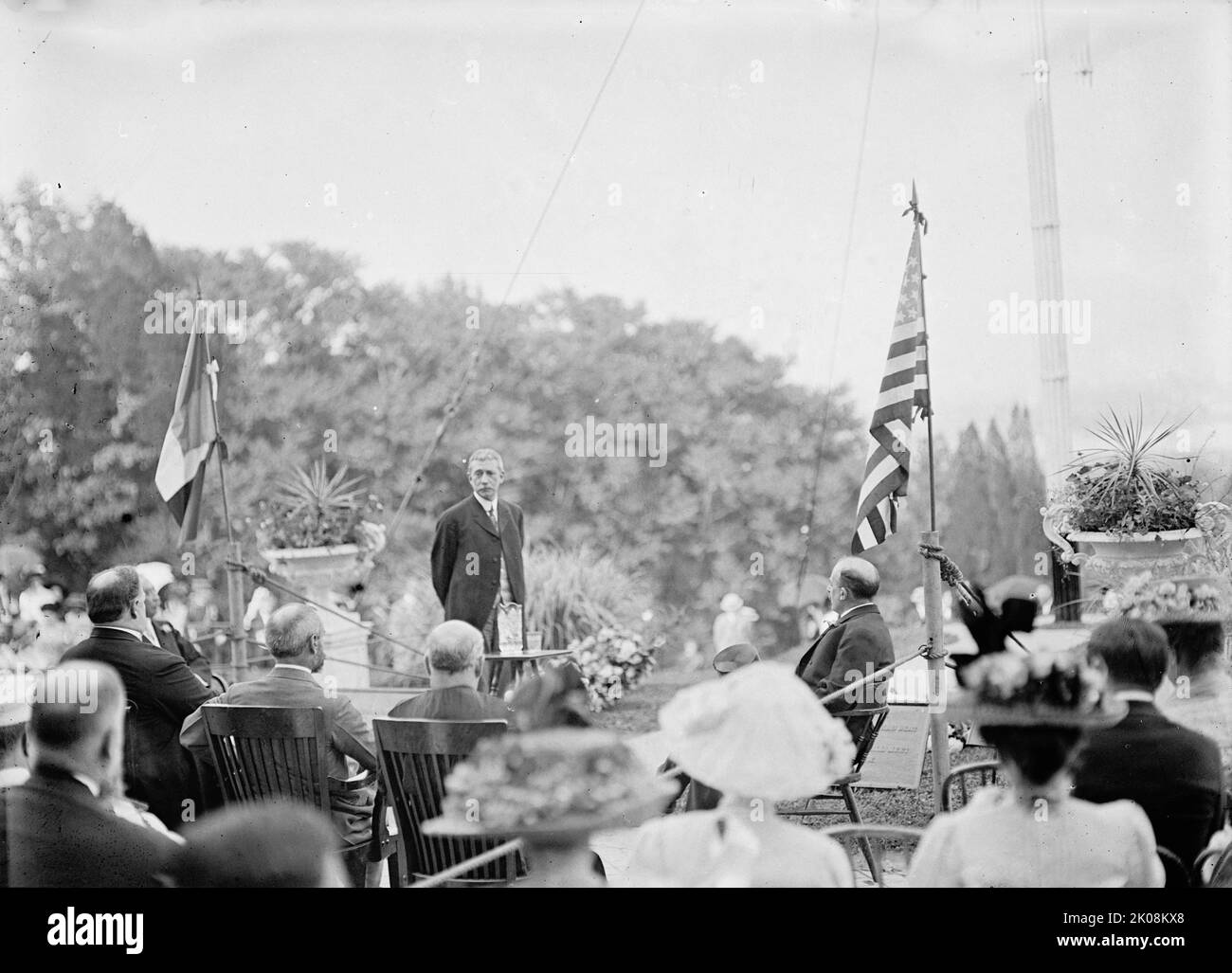 Pierre l'enfant, major de France - inauguration de la tombe et du Mémorial à Arlington, 28 avril 1909. [Pierre Charles l'enfant était un ingénieur militaire franco-américain qui a conçu le plan de base pour Washington, D.C., il est mort dans la pauvreté en 1825, et a été enterré à l'origine à la ferme Green Hill à Chillum, comté de Prince George, Maryland. Après la pression de l'ambassadeur de France aux États-Unis, il a été ré-interré au cimetière national d'Arlington en Virginie]. Banque D'Images