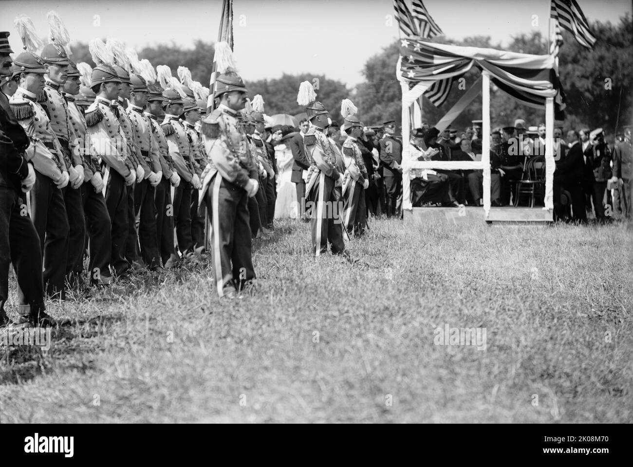 Messe militaire de campagne par la Société du Saint-Nom de l'Église catholique romaine, Cadets de Corcoran, 1910. Réunion religieuse, États-Unis. Banque D'Images