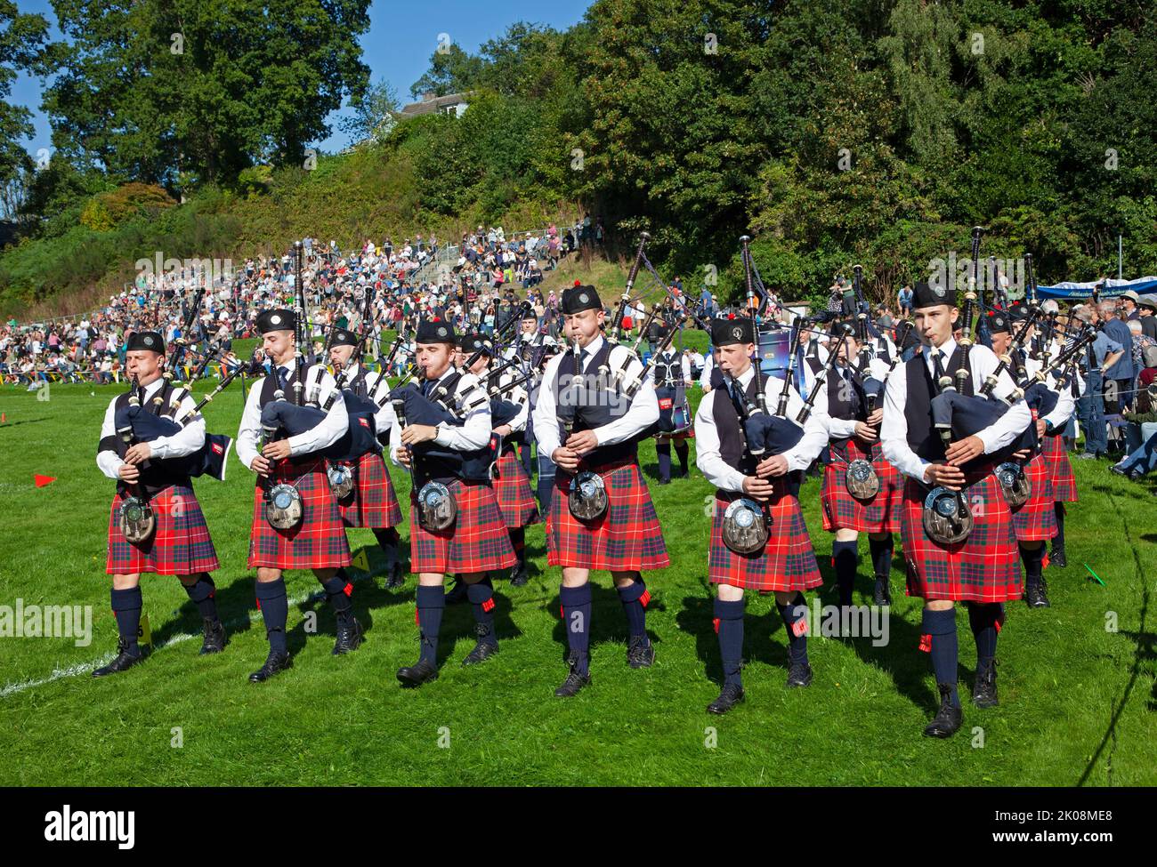 Pitlochry, Perth et Kinross, Écosse, Royaume-Uni. 10th septembre 2022. 170th Pitlochry Highland Games. Des groupes de tuyaux massés se produisent dans l'arène de jeux. Les derniers Jeux des Highlands de 2022. Crédit : Arch White/alamy Live News. Banque D'Images